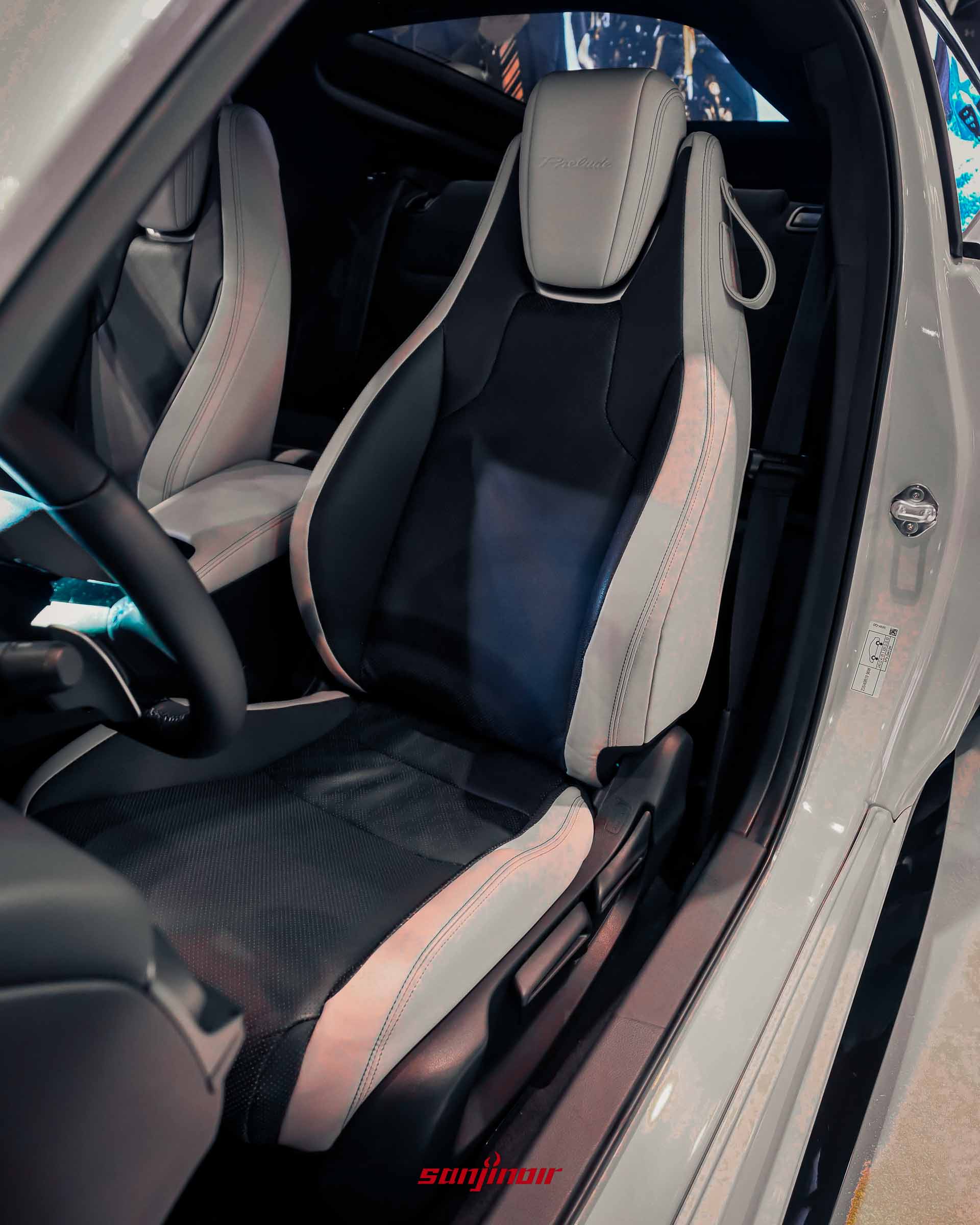 Prelude 座椅採用黑白雙色搭配，並以白色縫線點綴。