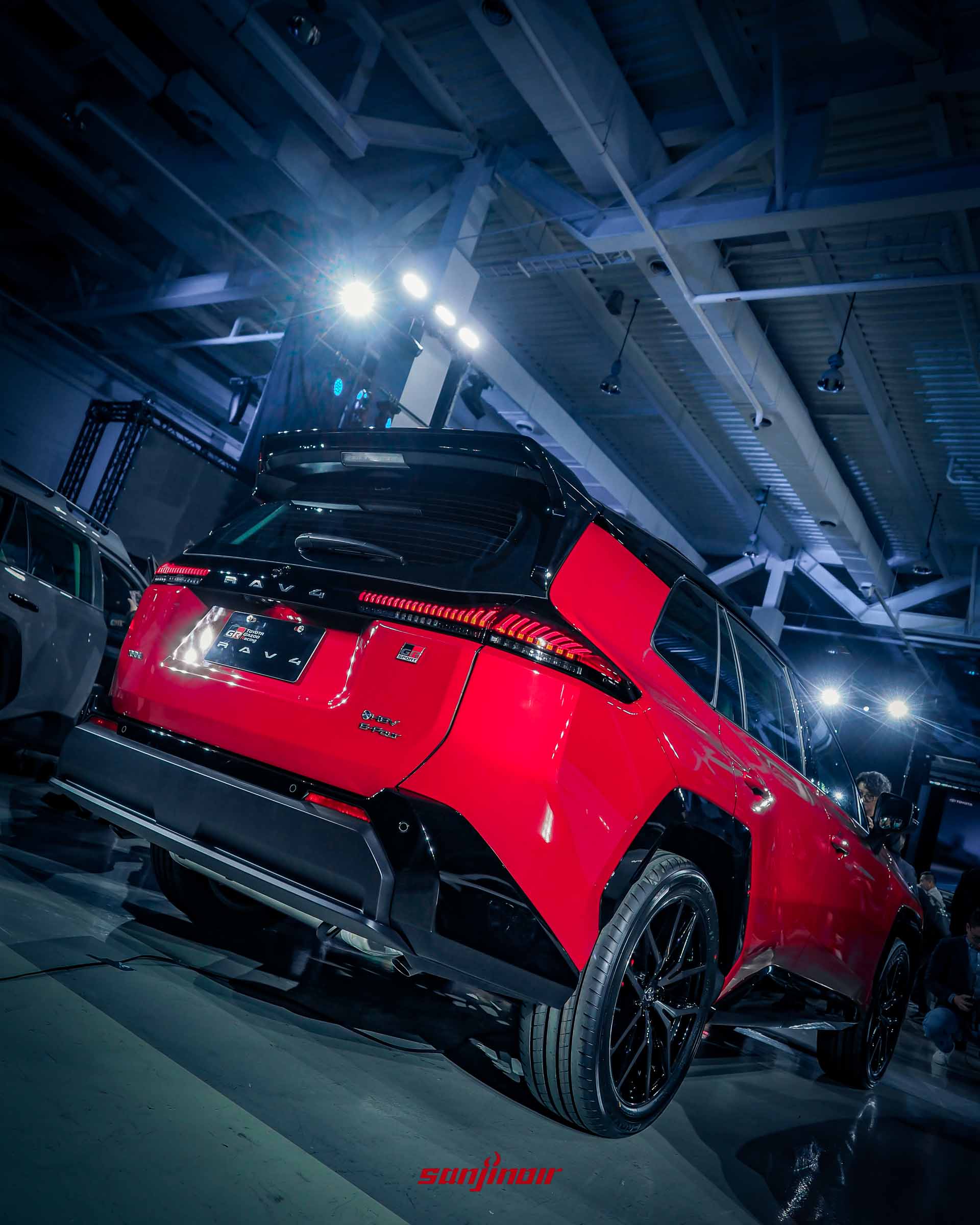 Toyota RAV4 GR Sport車尾45度角，顯示燻黑尾燈、雙出排氣管與E-Four銘牌。