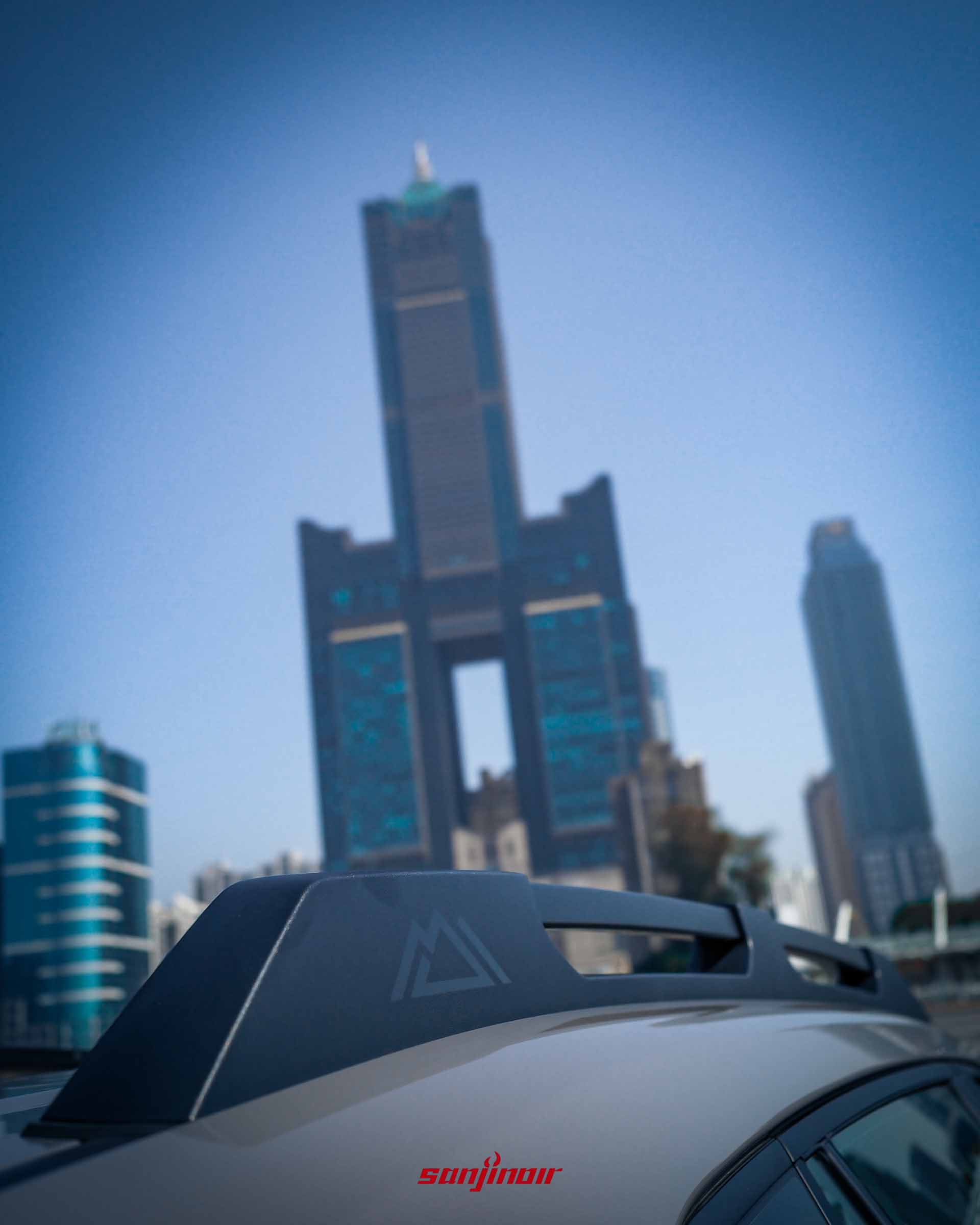 RAV4 Adventure 車頂行李架基座特寫，刻有山形圖案標誌。