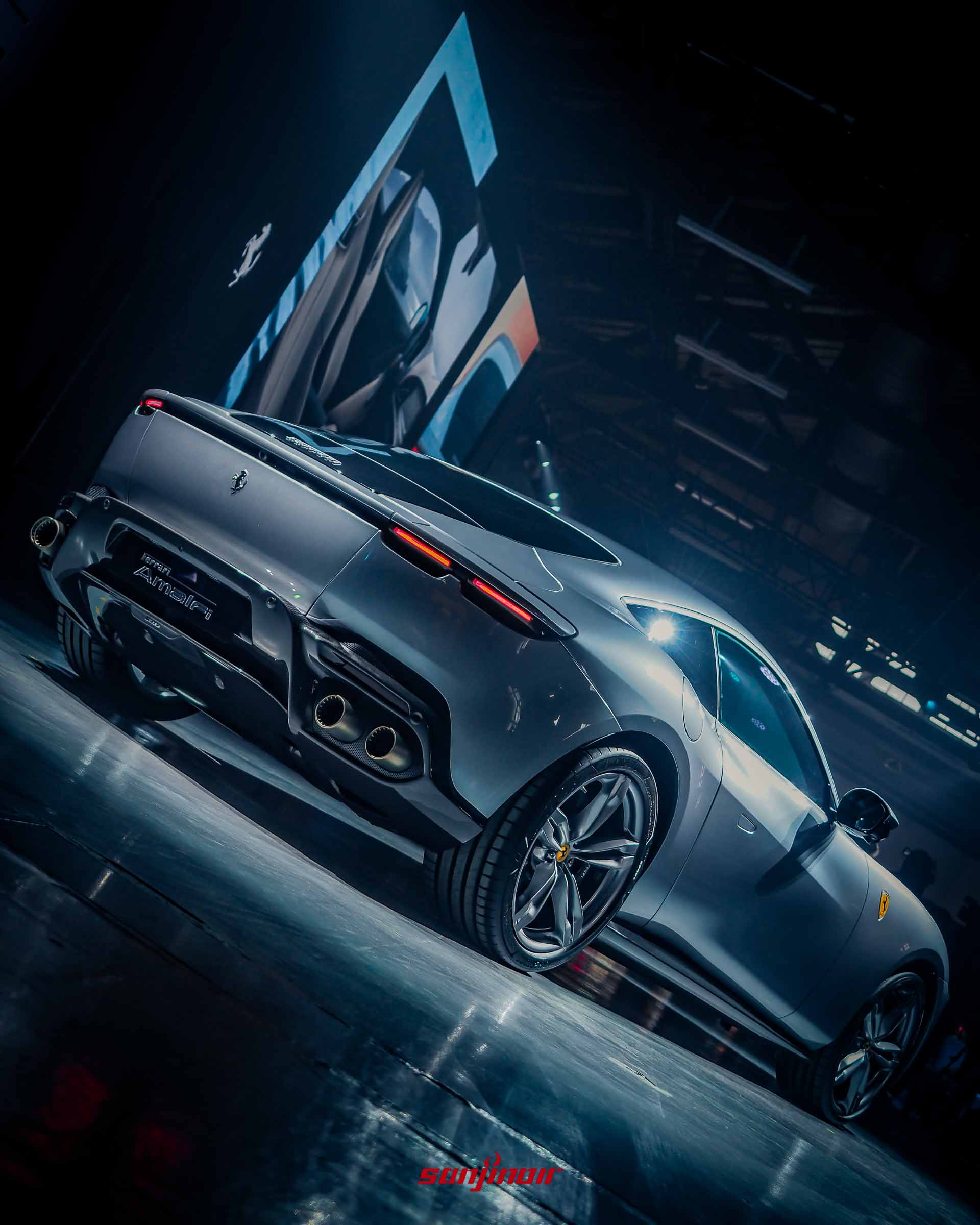 Ferrari Amalfi車尾低角度特寫，突顯下分流器細節、排氣管配置與寬闊的後輪胎面。