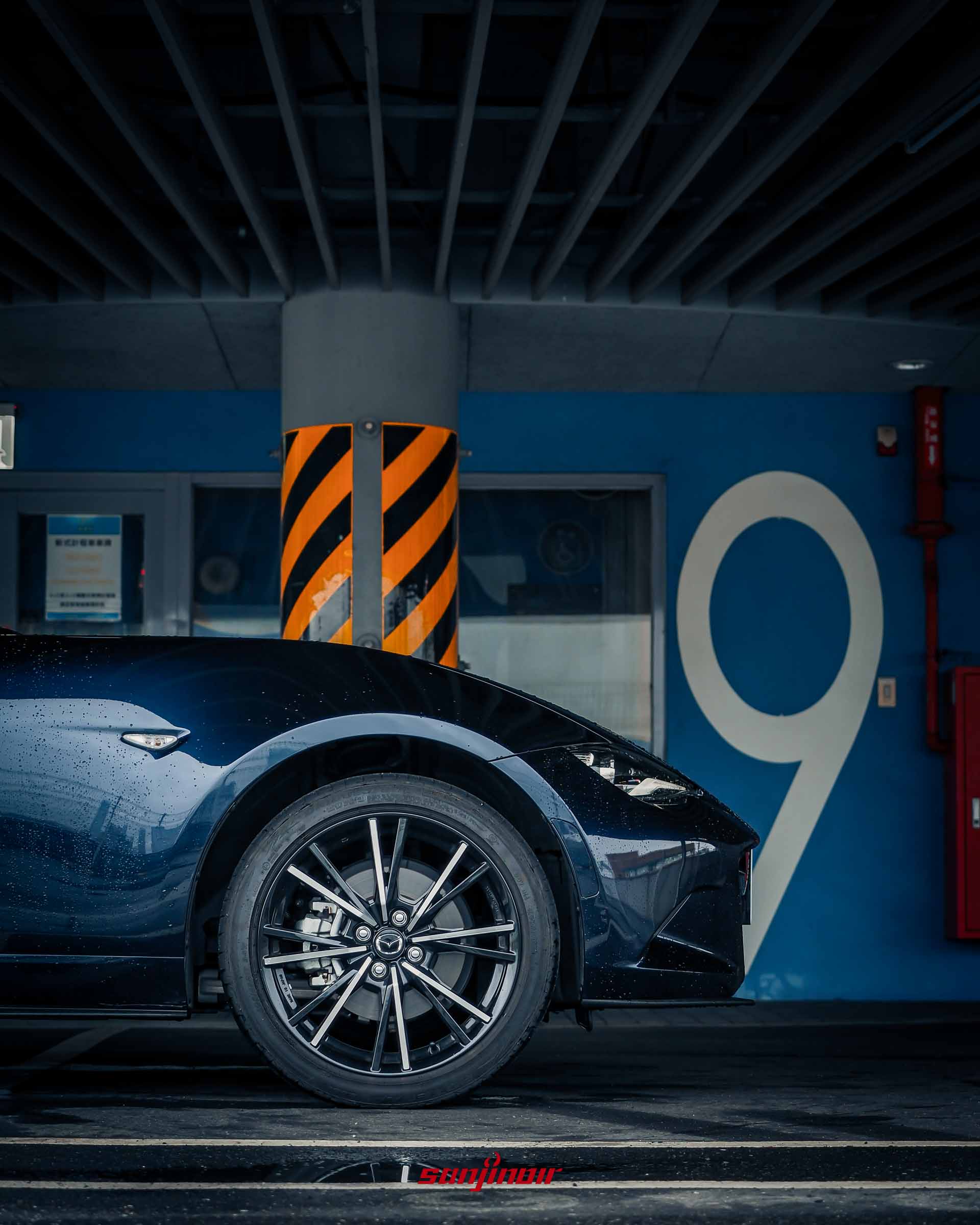 Mazda MX-5 RF 前輪特寫,展示全新設計的17吋多幅式雙色切削鋁合金輪圈與煞車卡鉗。