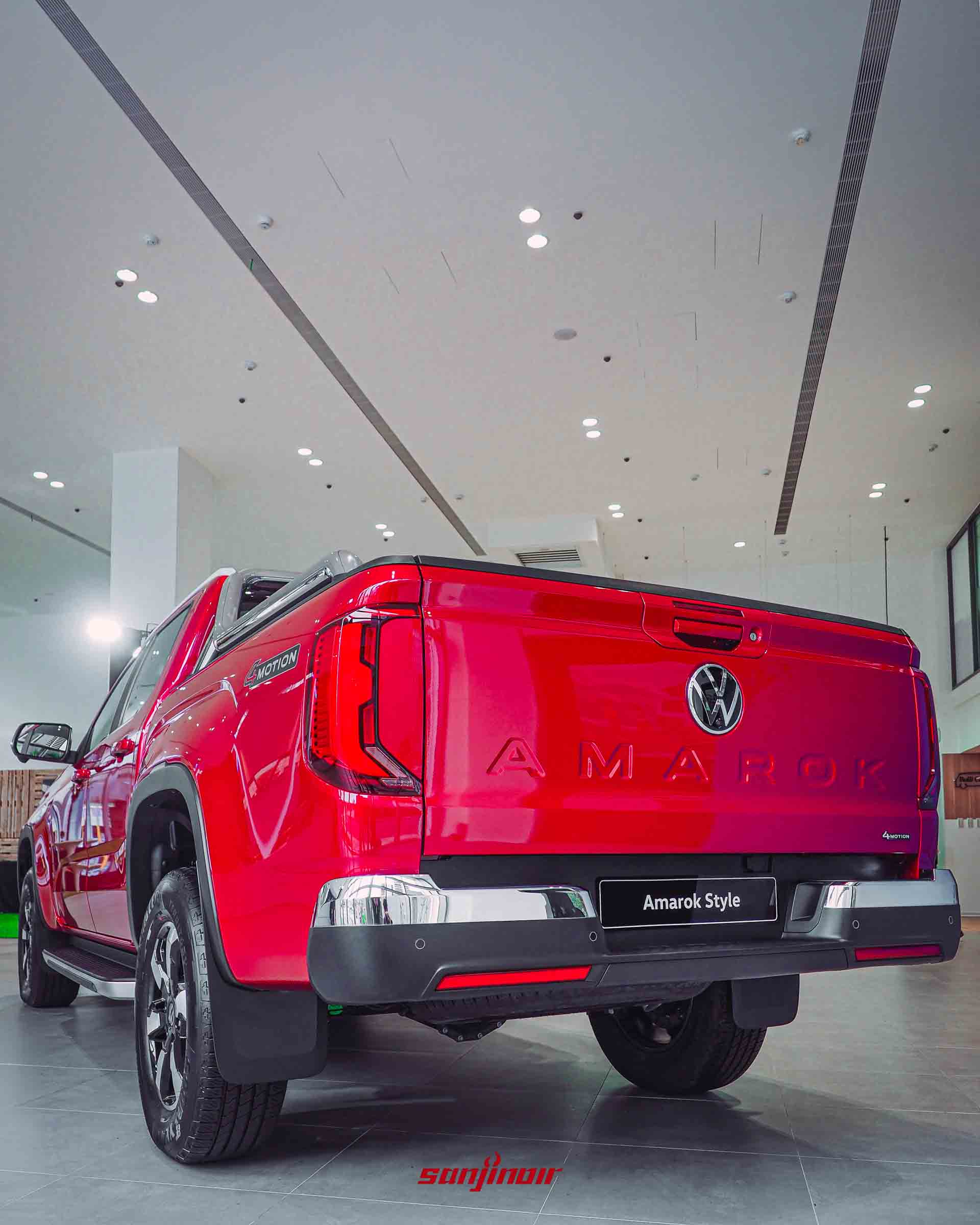 紅色Volkswagen Amarok Style車尾，展示尾門上的立體AMAROK字樣、VW廠徽與直立式LED尾燈。