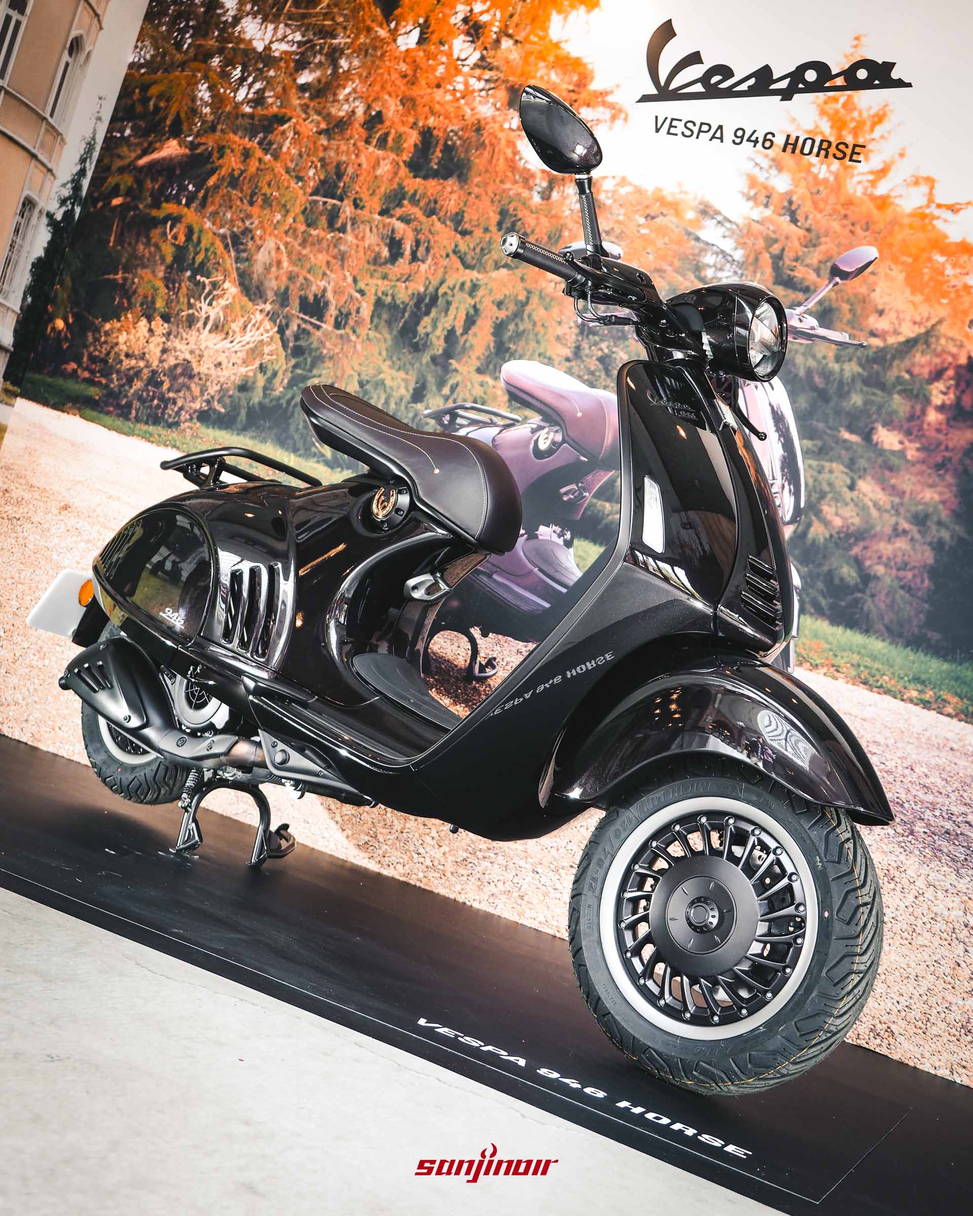 Vespa 946馬年特仕版摩托車左後方斜視角，展示其鋼製單體車架、單搖臂懸吊與獨特單座墊設計。