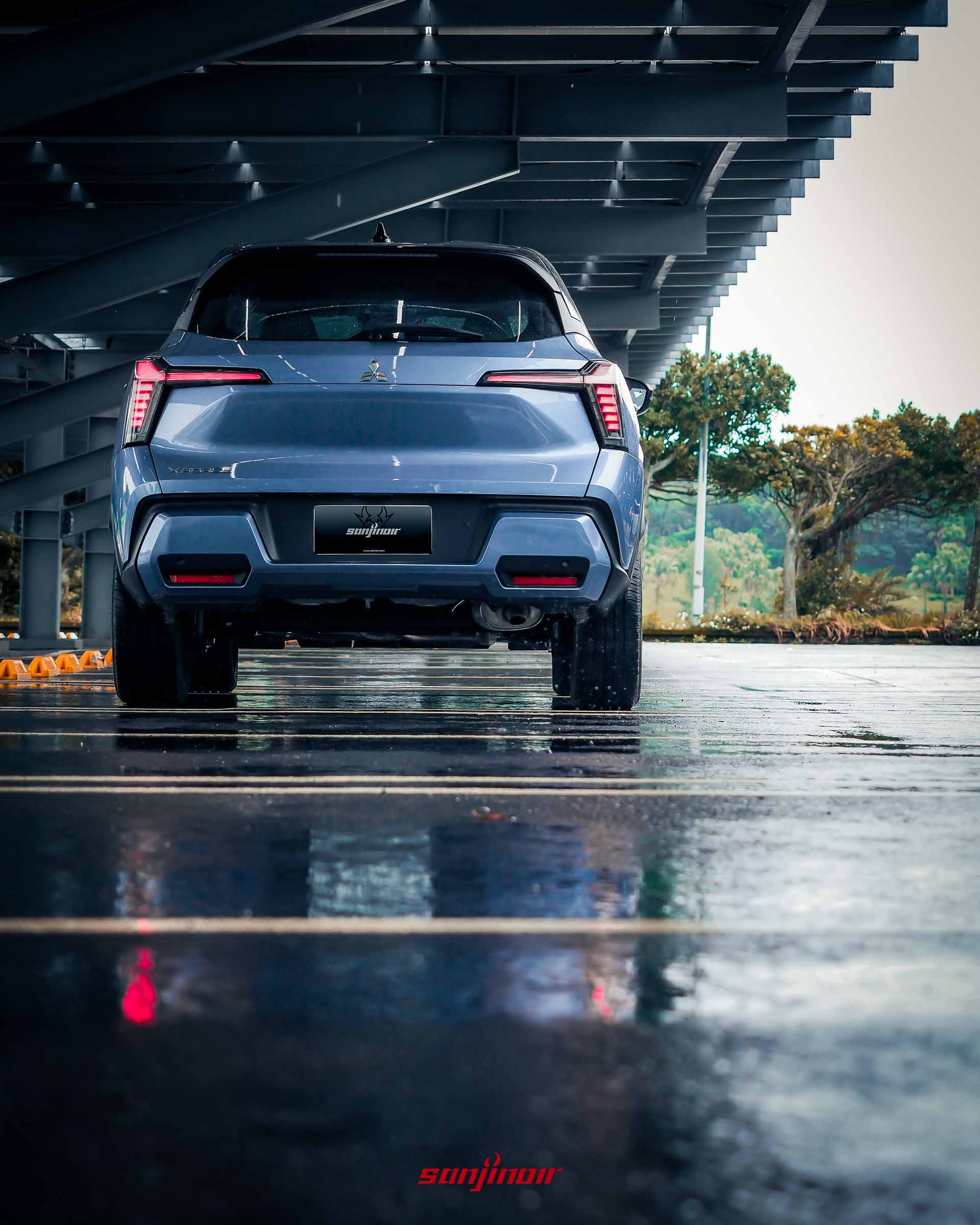 Mitsubishi XForce狂享版車尾視角，停放於太陽能板棚架下。
