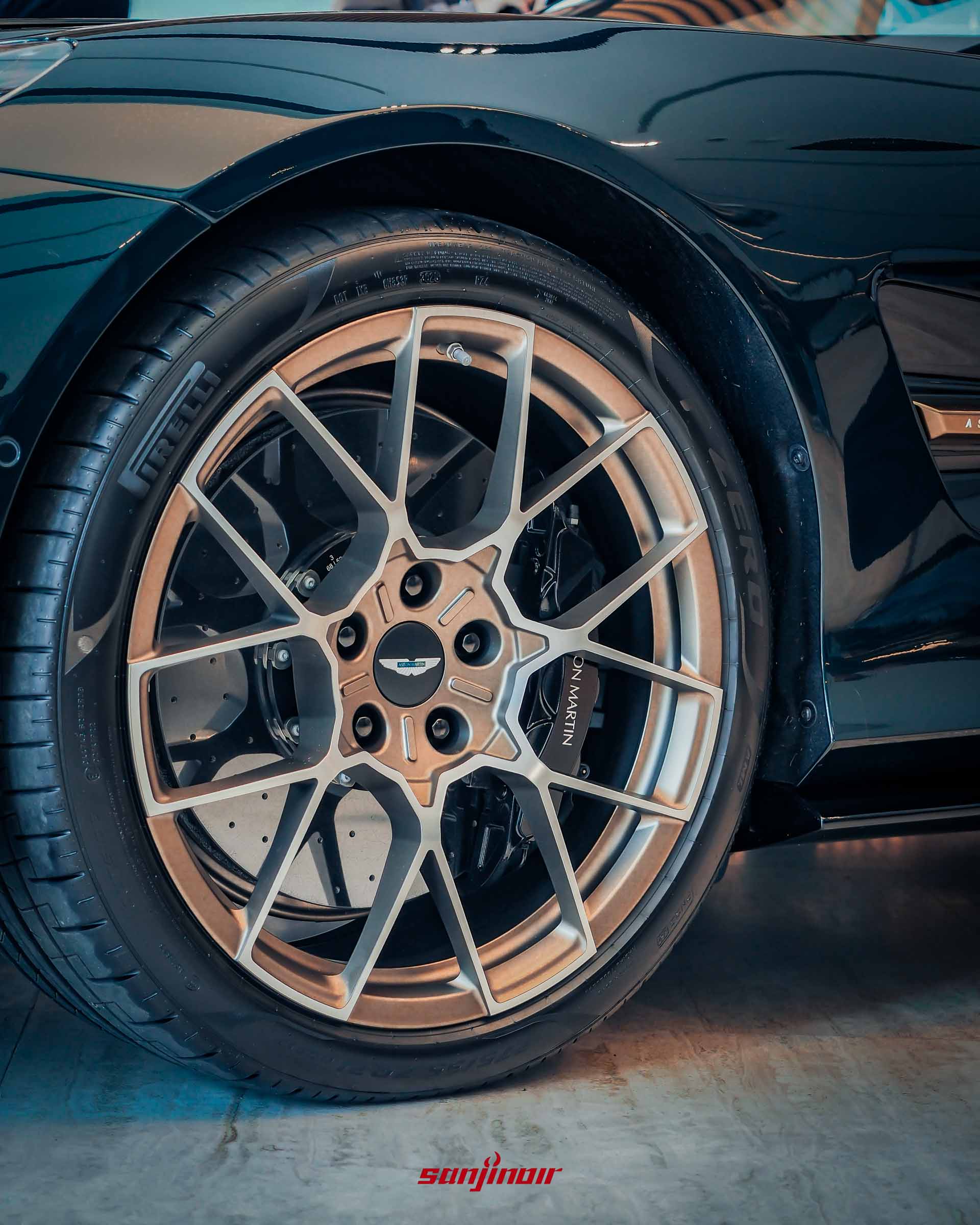 Vanquish Volante 60th Anniversary Edition 的輪圈細節，展示 21 吋緞面古銅金鑽石切削輪圈、陶瓷碳纖維煞車碟盤和黑色煞車卡鉗。