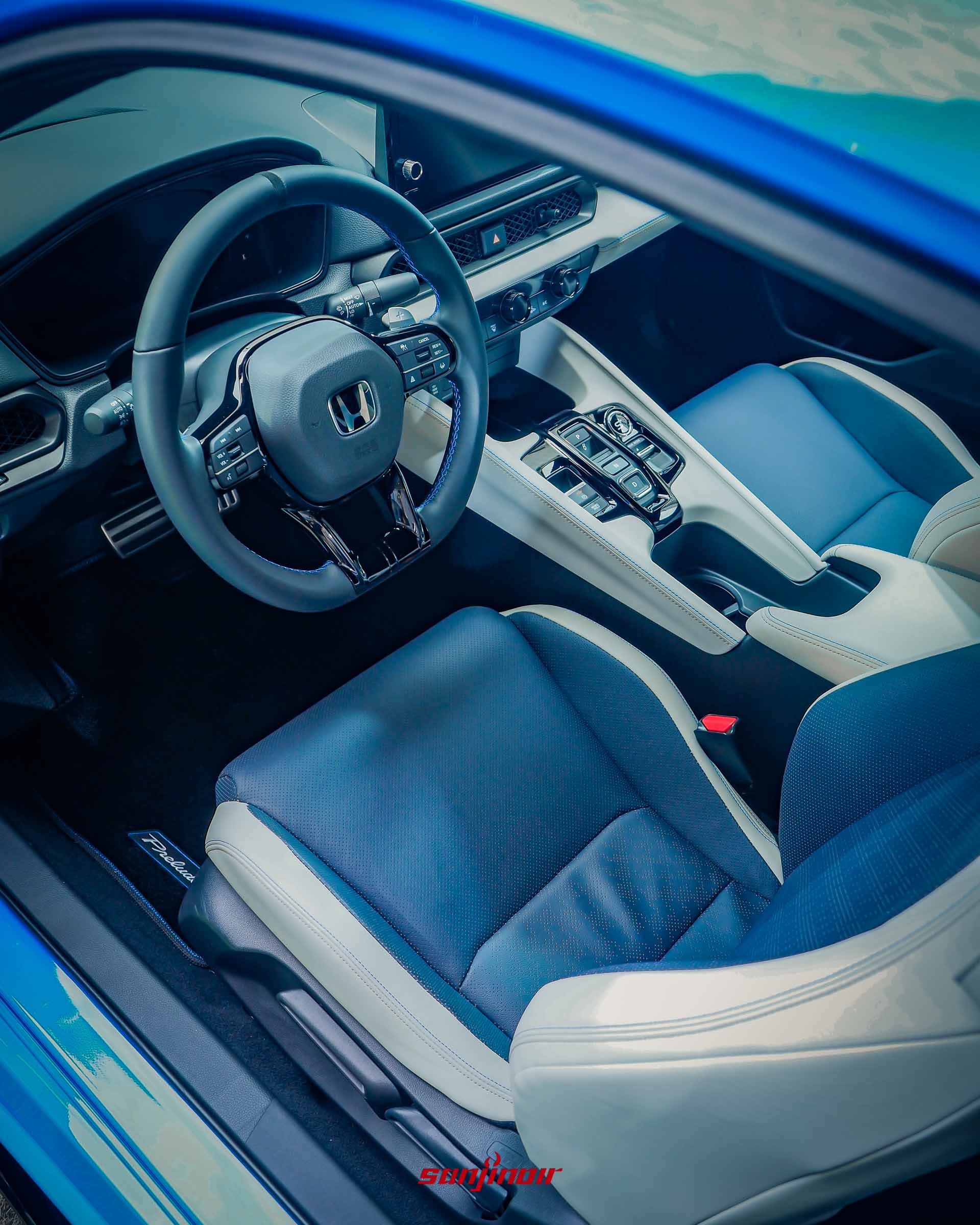 Honda Prelude座艙內部透視,展示藍白雙色皮質跑車座椅與真皮包覆三幅式方向盤。