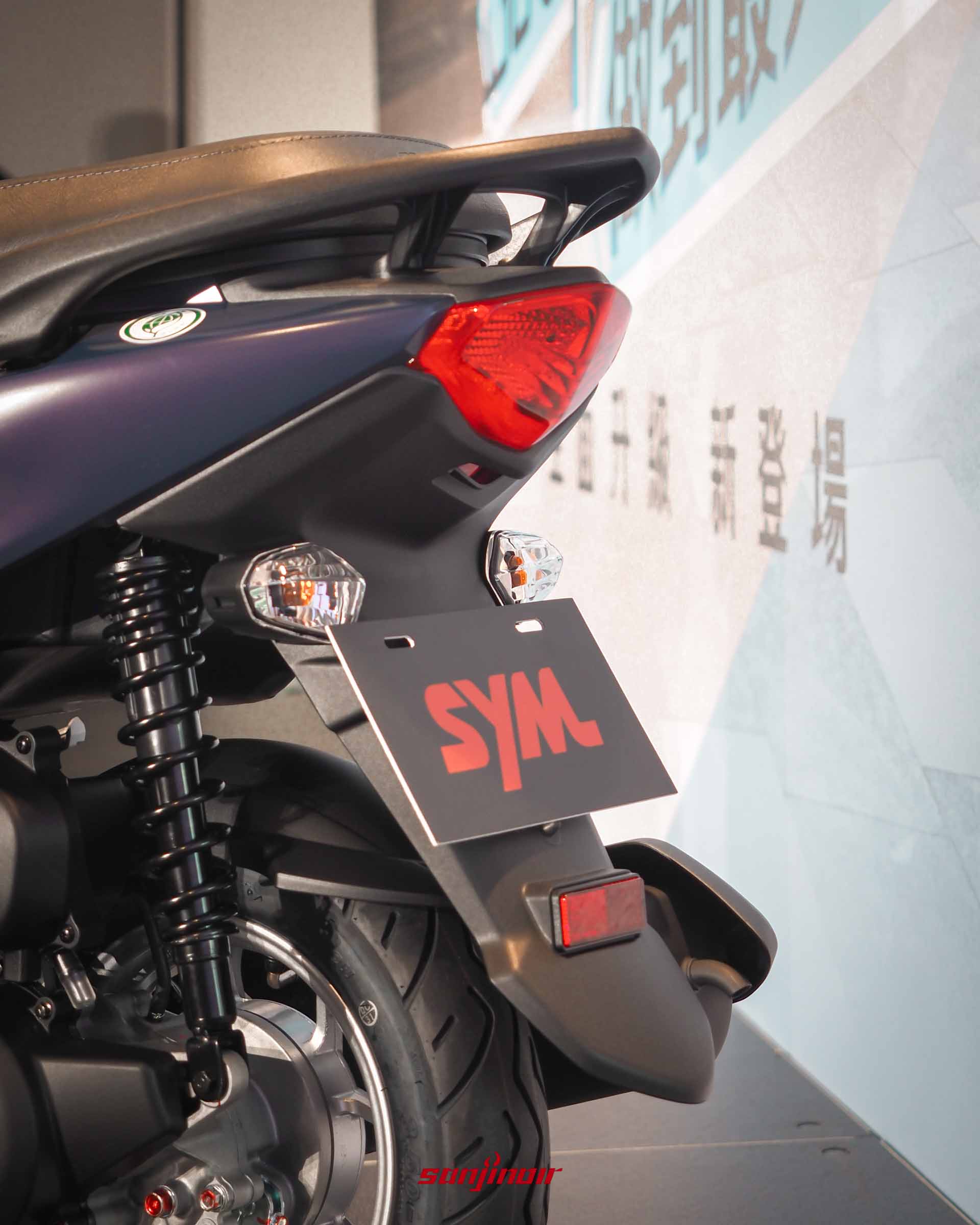 2026 SYM Duke迪爵125車尾特寫，包含紅色尾燈、方向燈、大牌架與左側避震器細節。