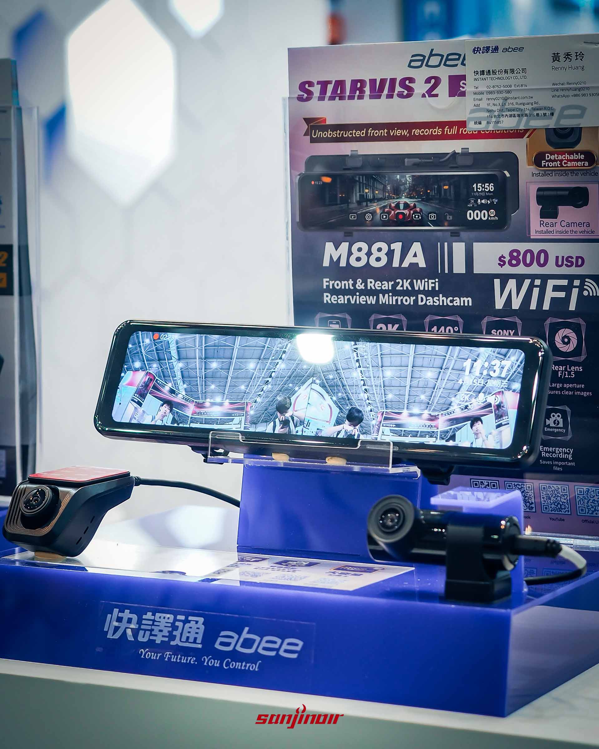 Abee快譯通M881A無遮擋廣角電子後視鏡實機展示,後方看板標示型號與售價。
