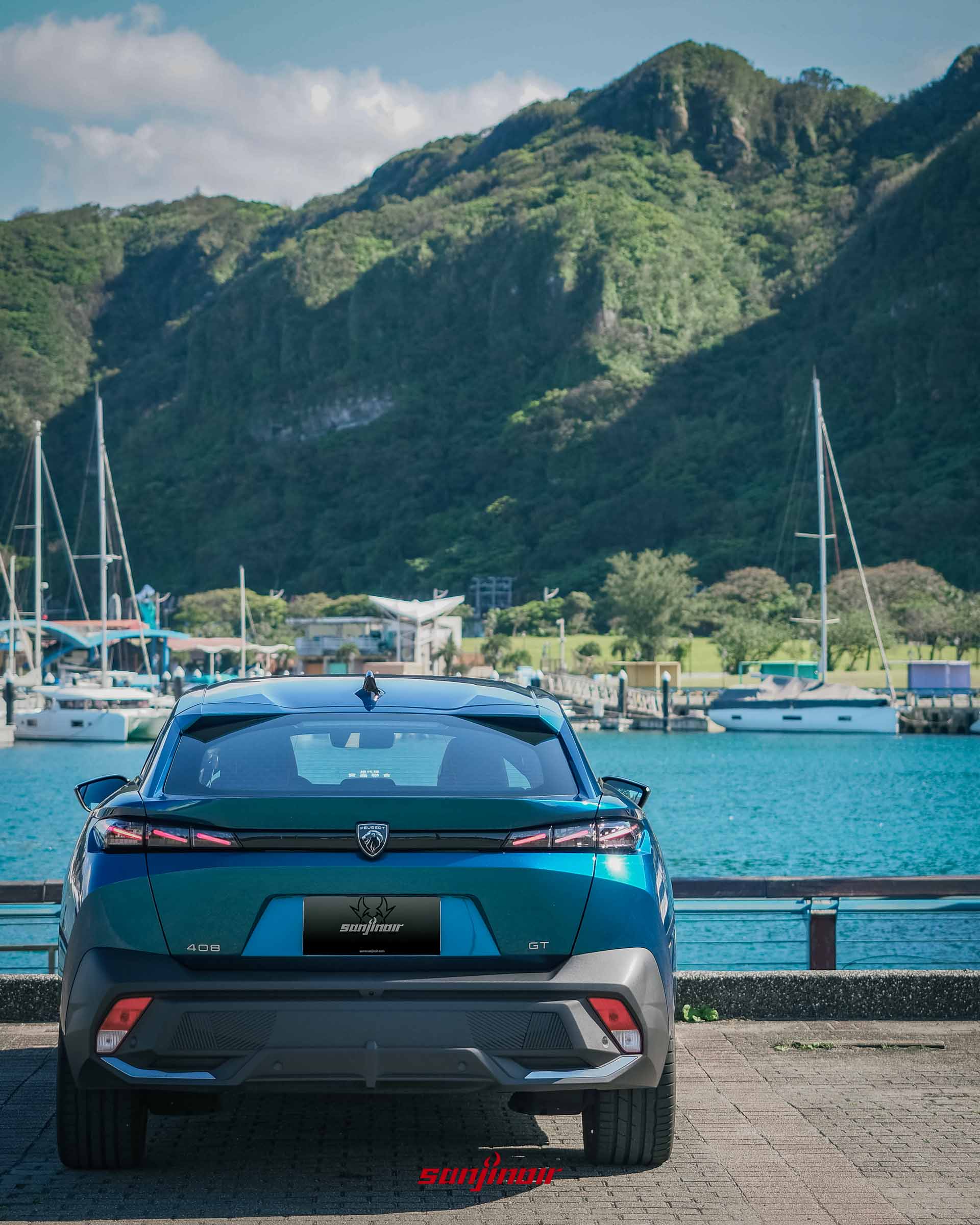 2026 PEUGEOT 408 GT Rapide車尾正視角，展示獅爪造型LED尾燈與下氣壩設計。