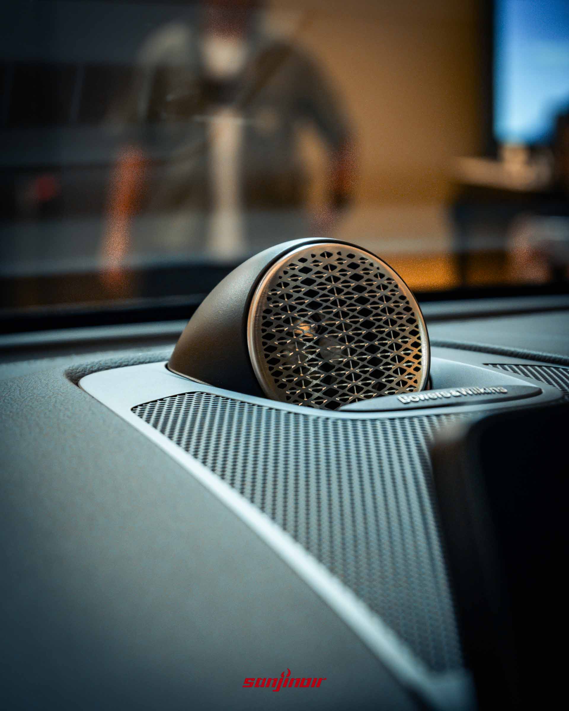 New Volvo XC60中控台上Bowers & Wilkins揚聲器特寫，金屬網罩上刻有品牌標誌。