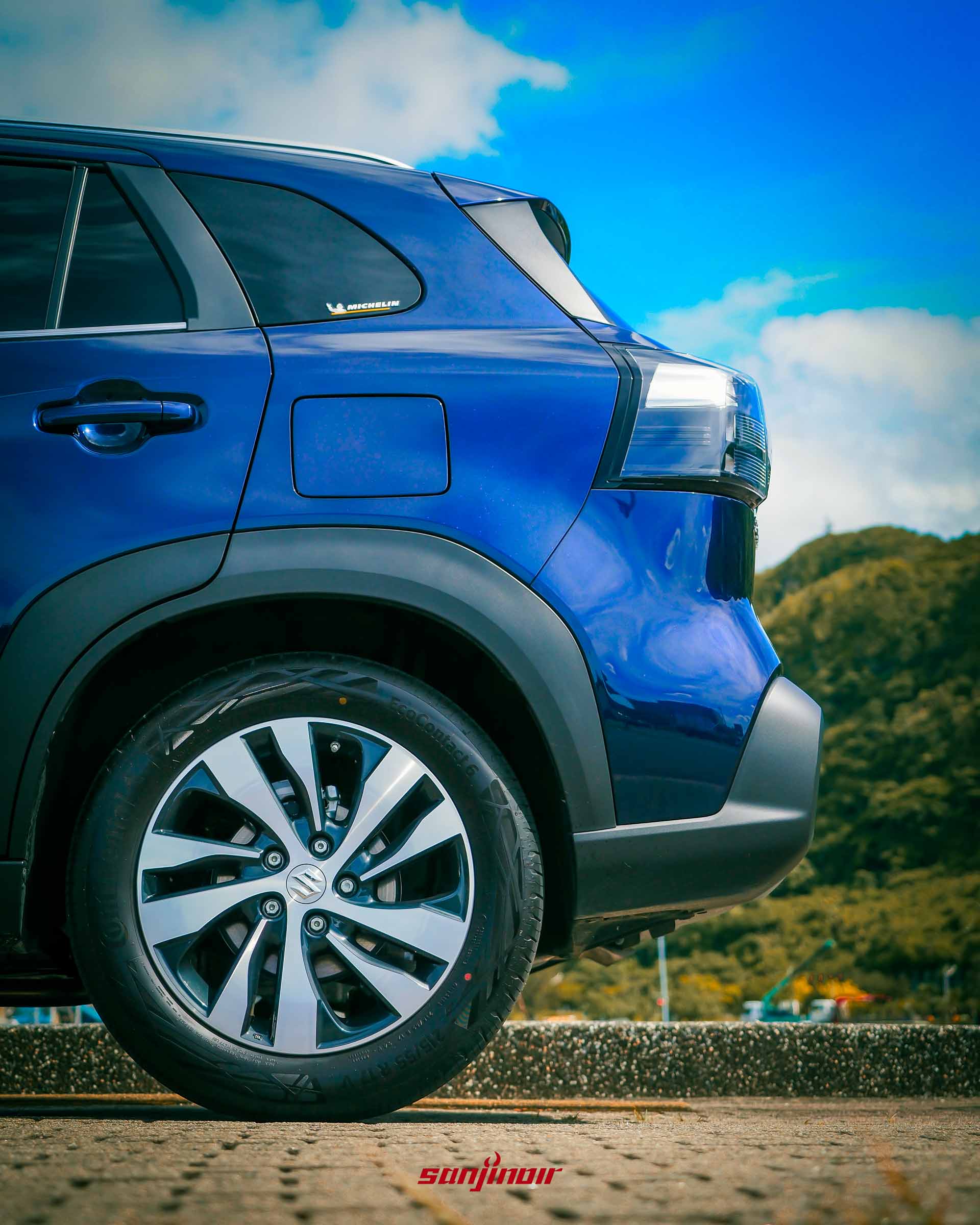 SUZUKI S-Cross Allgrip右後輪特寫，展示17吋雙色輪圈與防刮輪拱細節。