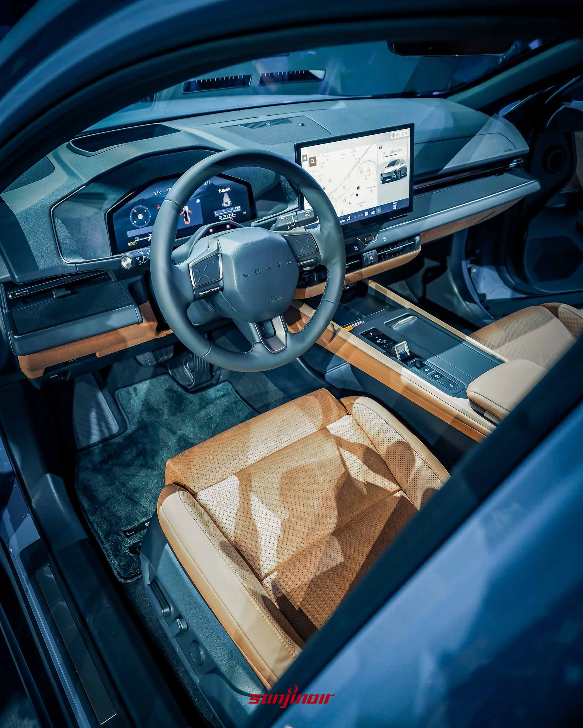 Lexus ES前座內裝視角，展示方向盤、12.3吋全數位儀表板、14吋中控螢幕與棕色皮革座椅。