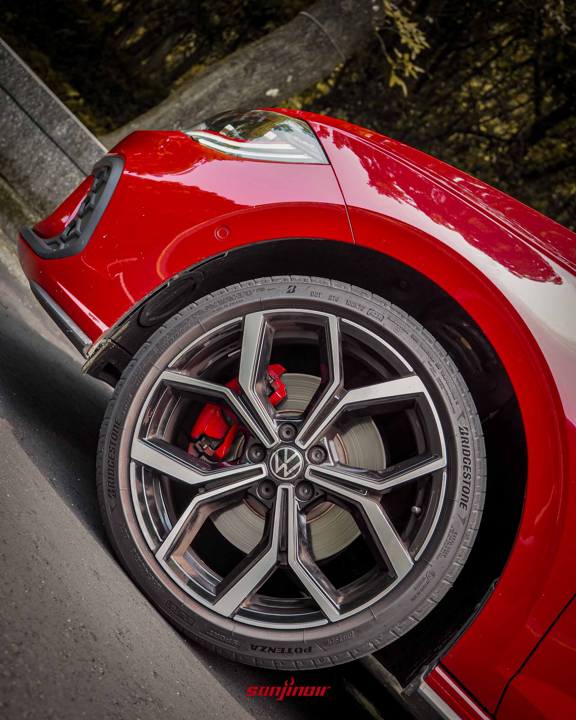 2026 Volkswagen Polo GTI的18吋專屬鋁圈與紅色煞車卡鉗特寫。