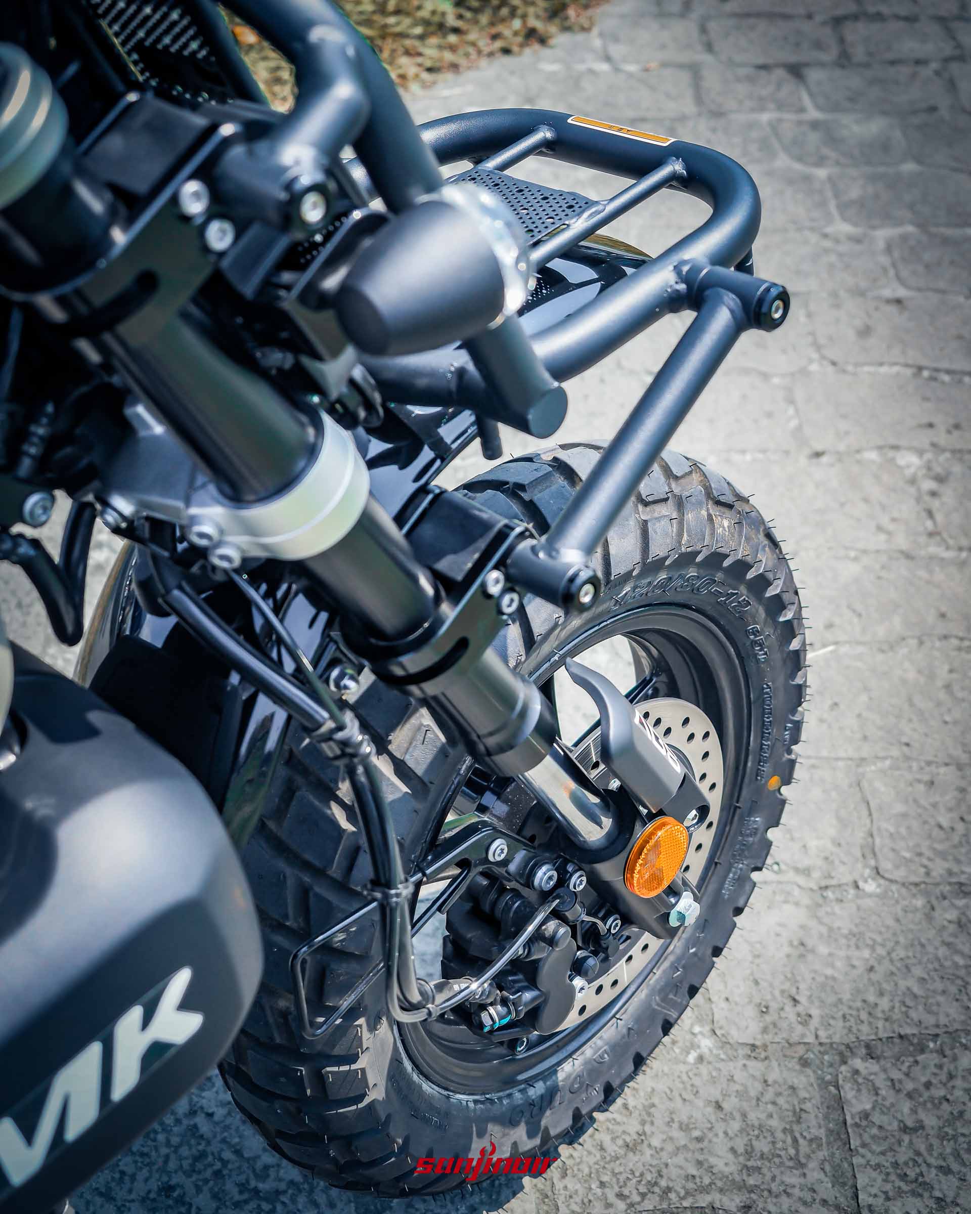 Aeontek MK150前輪特寫，展示倒立式前叉、碟煞系統、ABS感應圈以及Duro巧克力胎。