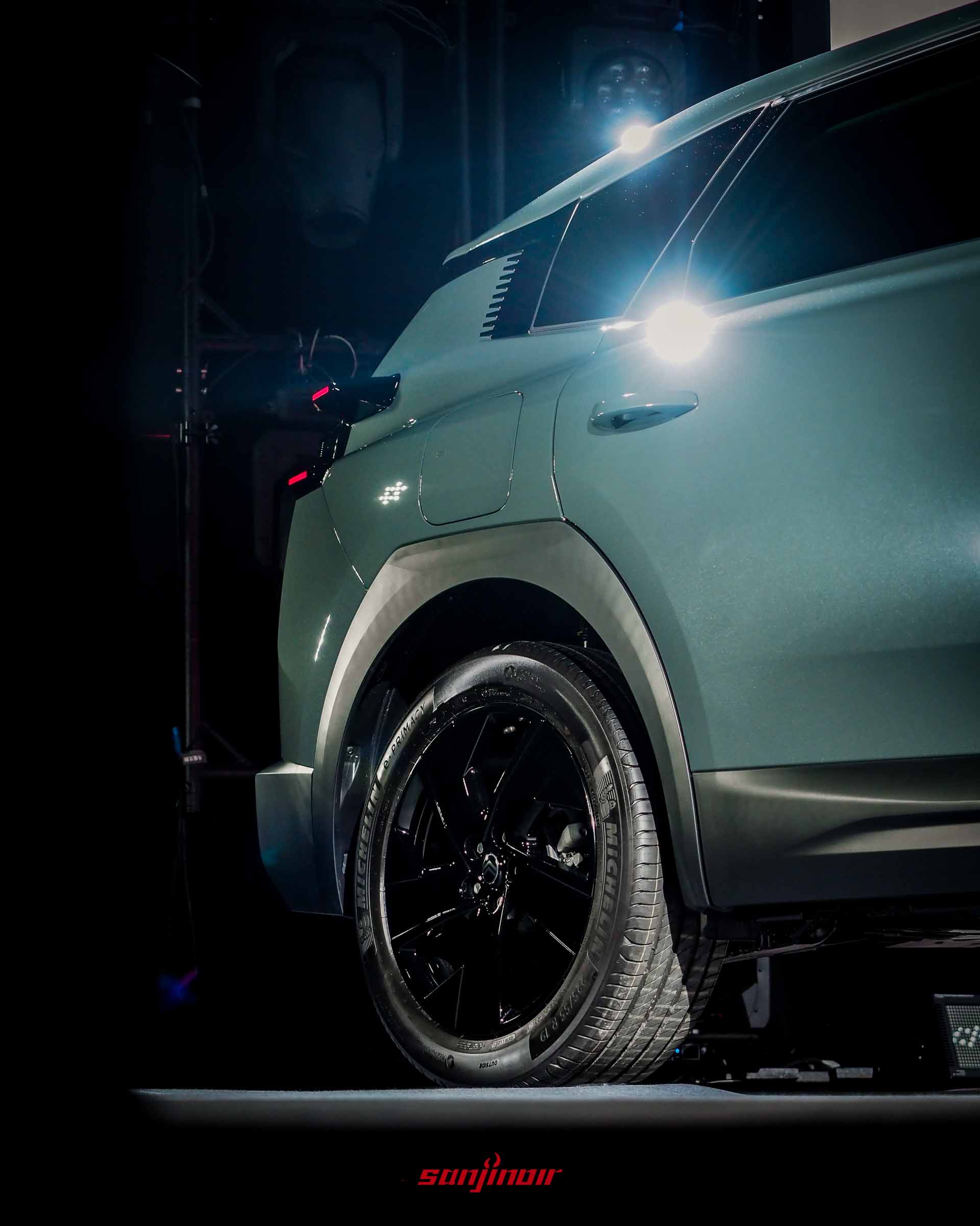 CITROËN C5 Aircross右後車輪與C柱特寫，展示黑色鋁合金輪圈與米其林輪胎，並帶出車尾燈的側面線條。
