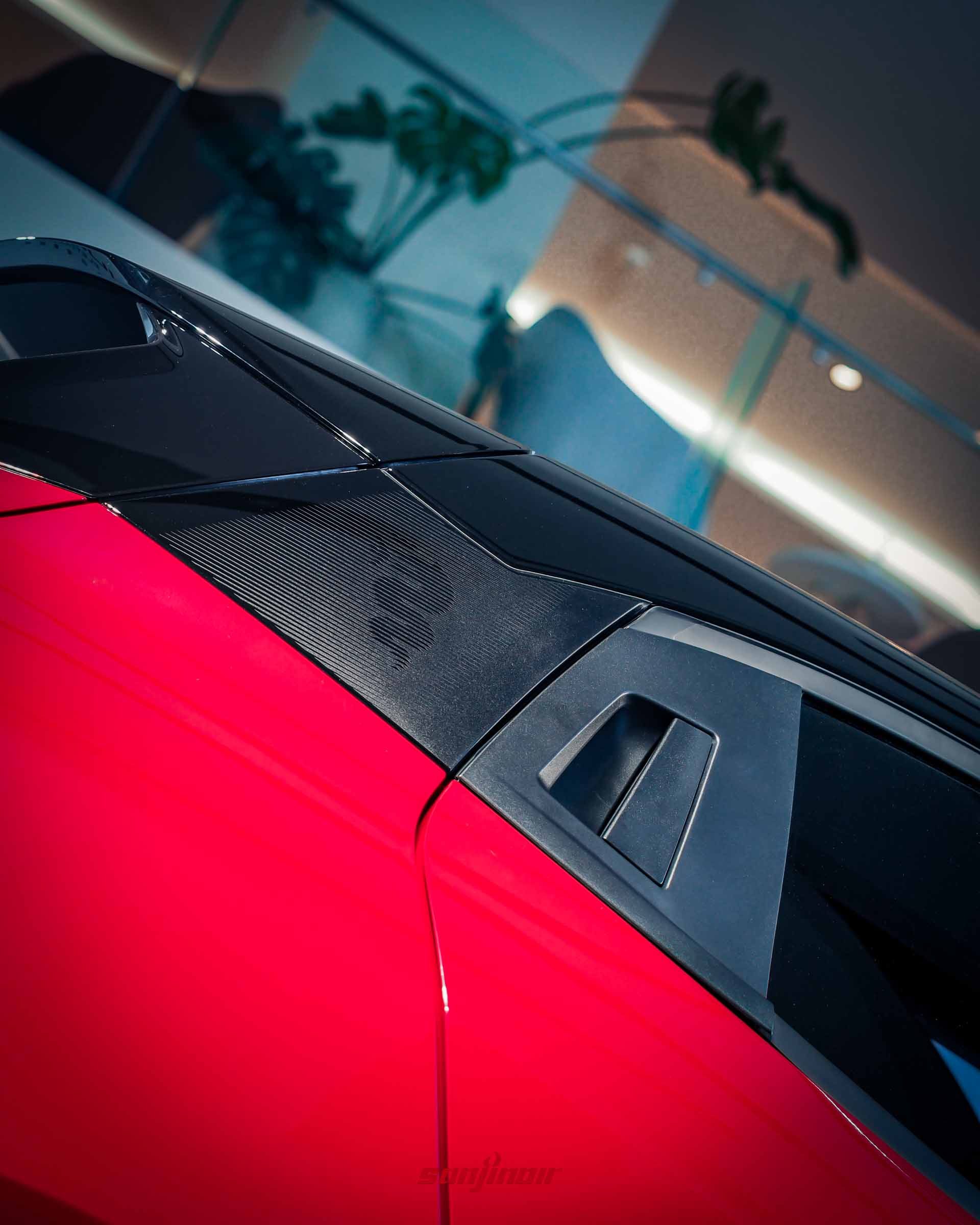 Alfa Romeo Junior的C柱與隱藏式後門把手特寫,面板上帶有經典蛇紋圖騰。