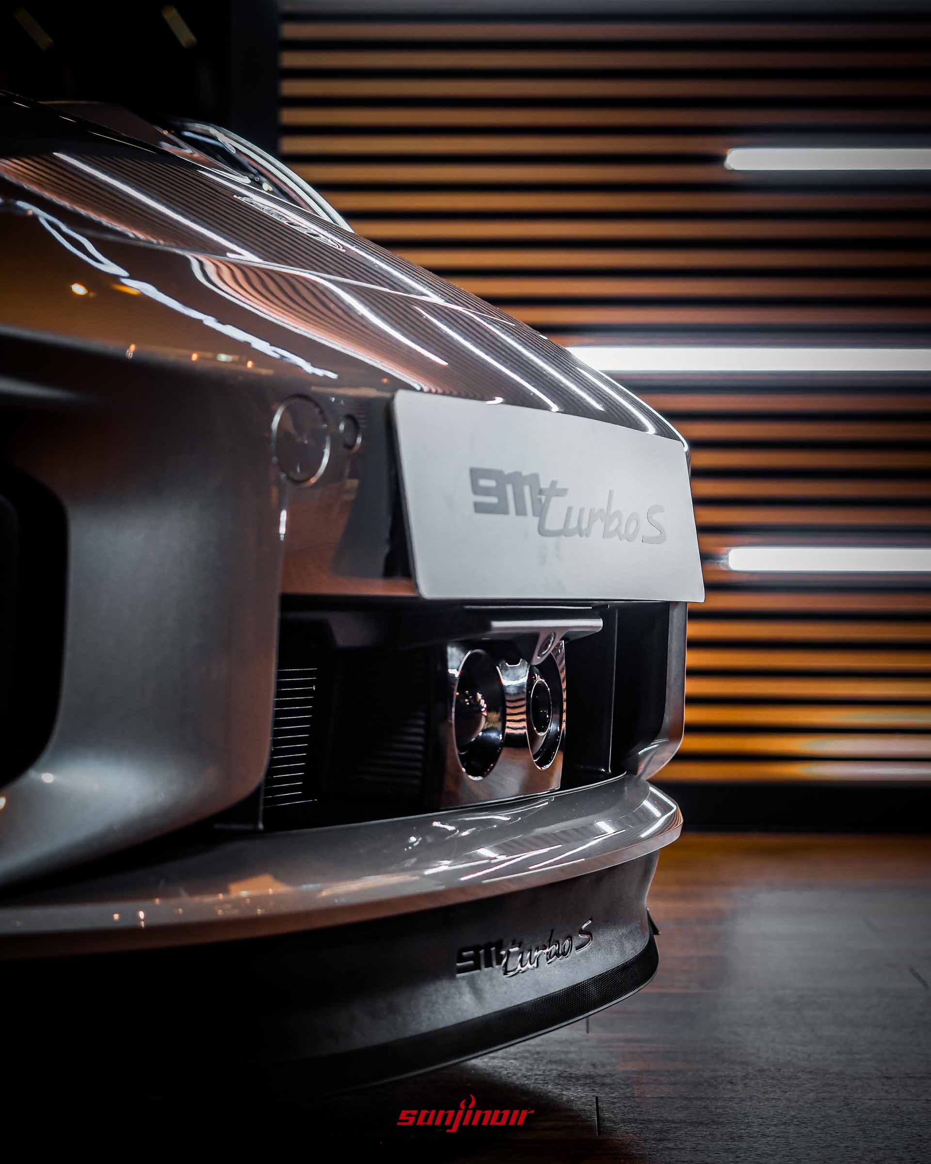 2026 Porsche 911 Turbo S車頭下氣壩與感測雷達特寫。