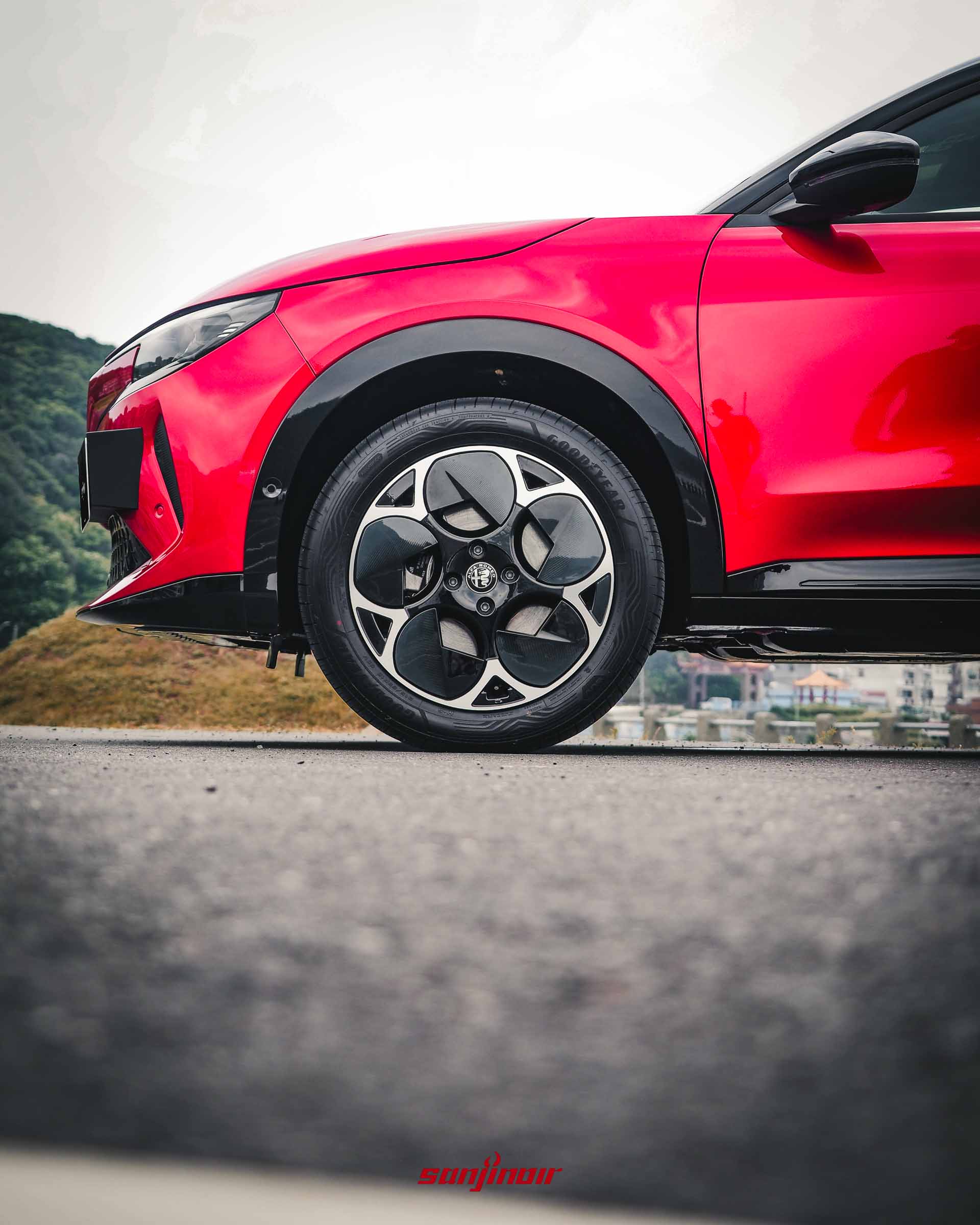 Alfa Romeo Junior前輪特寫,展示18吋五環造型鑽切鋁合金輪圈與車頭下擾流細節。