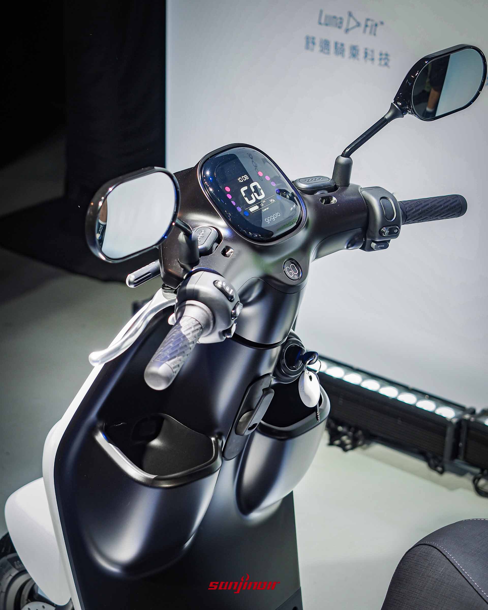 Gogoro Luna駕駛座視角照片，展示彩色負顯LCD儀表板、把手按鍵、Keyless旋鈕以及前方超大雙置杯架。