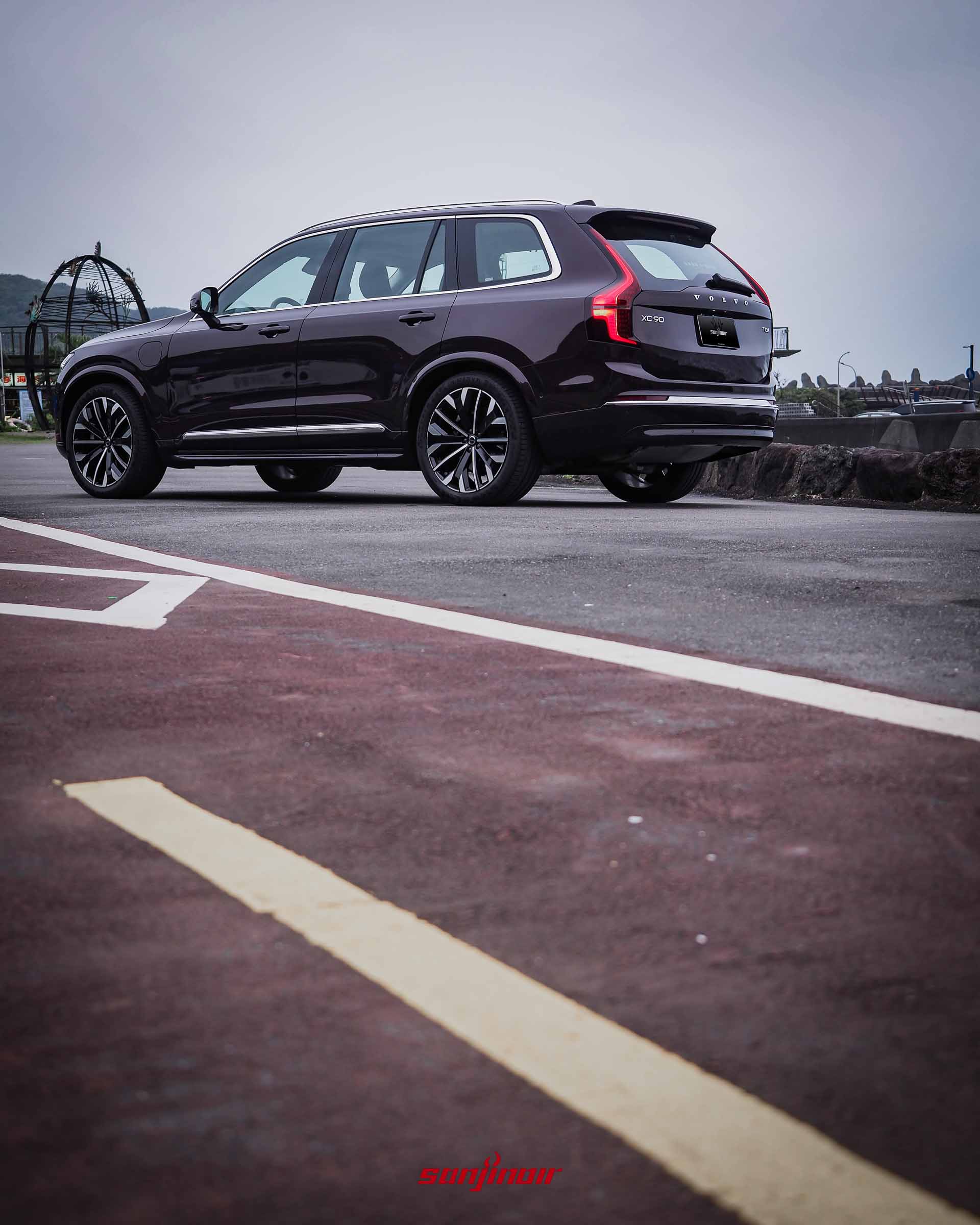 Volvo XC90 T8 Ultra的車尾與車側斜後方視角,後尾燈組延伸至車頂,足踏21吋鑽石切割鋁合金輪圈。