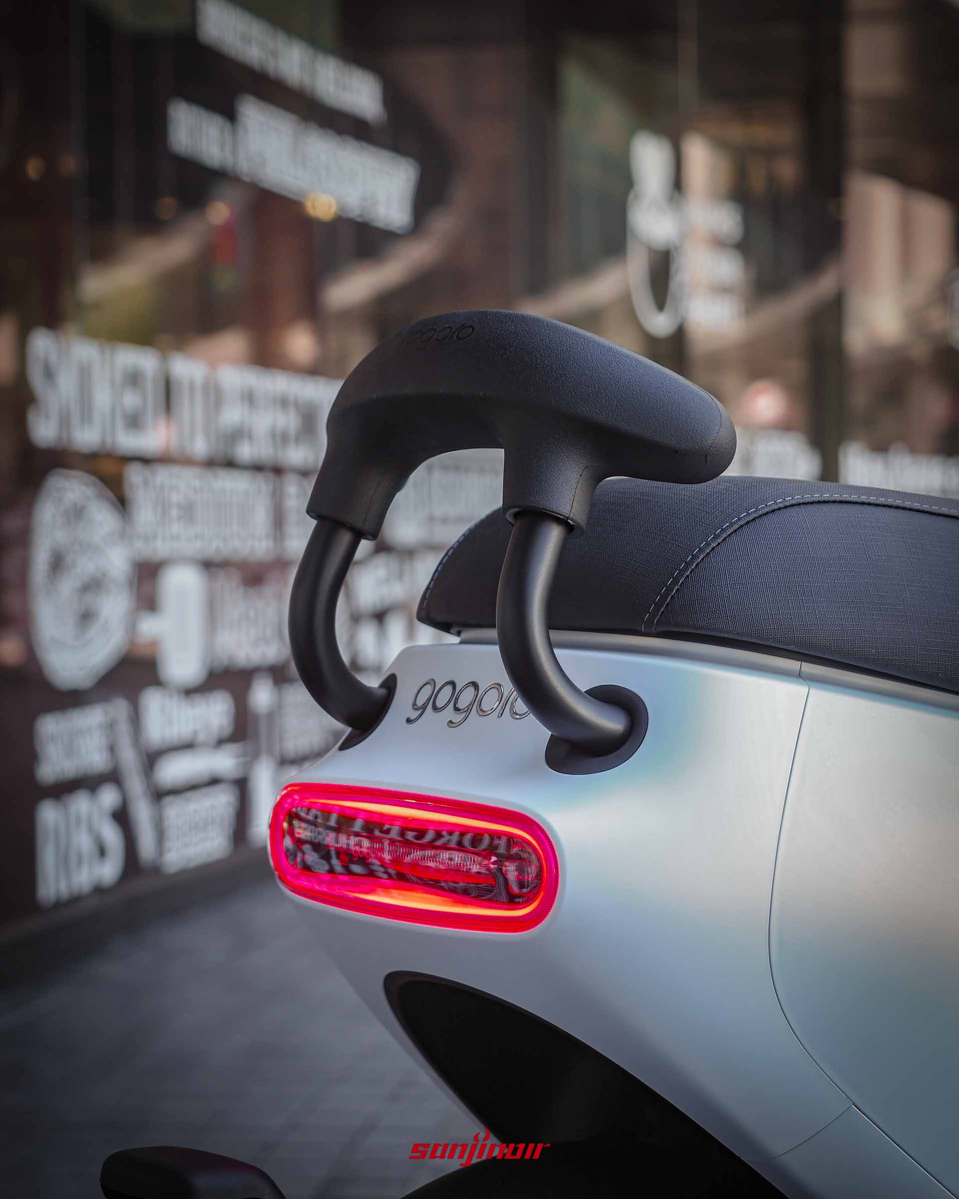 Gogoro Luna車尾特寫,包含環形紅色尾燈與黑色後座靠配件。