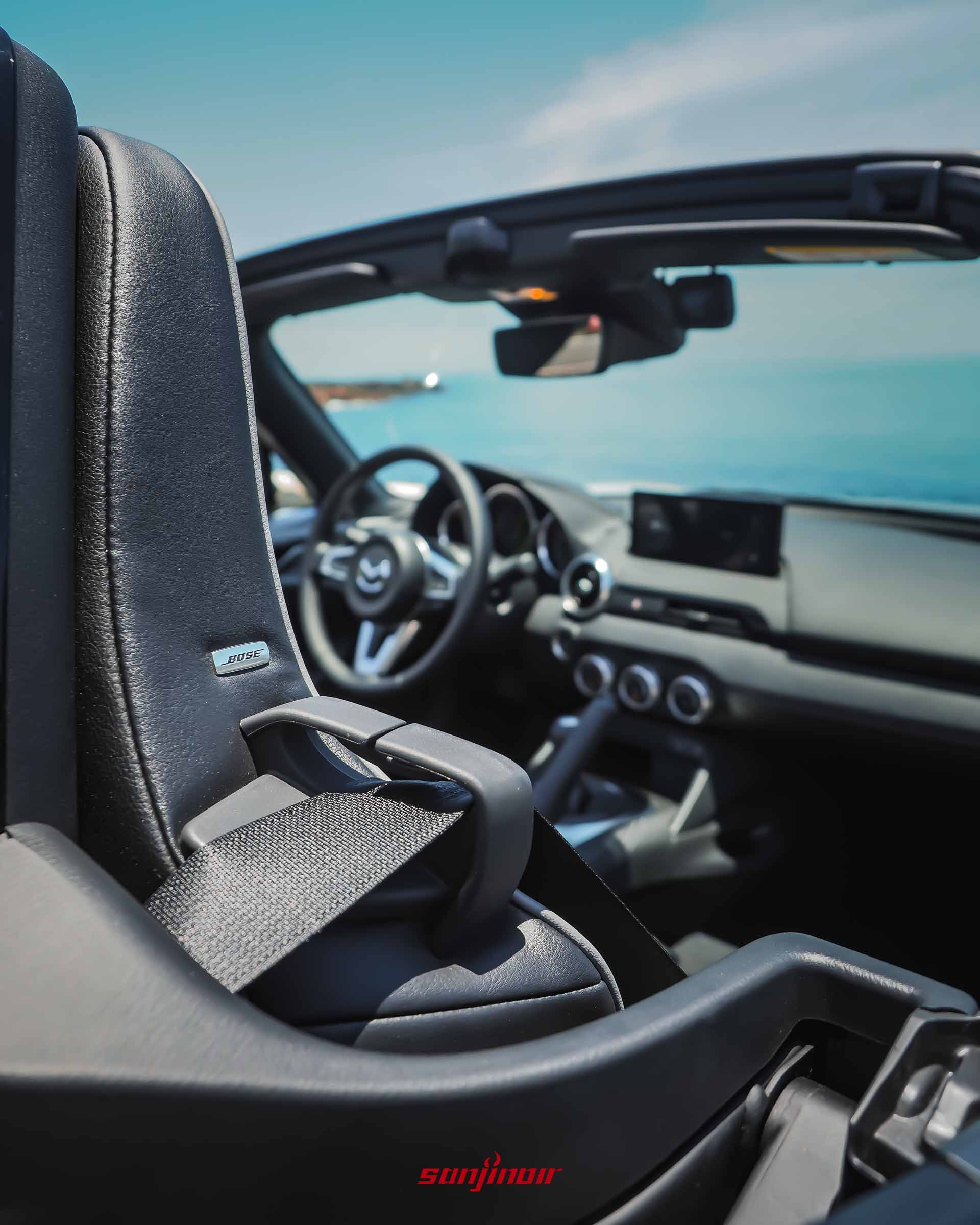 MAZDA MX-5 RS跑車座椅頭枕近照,清楚可見鑲嵌於側邊的BOSE音響金屬銘牌與安全帶導引環。