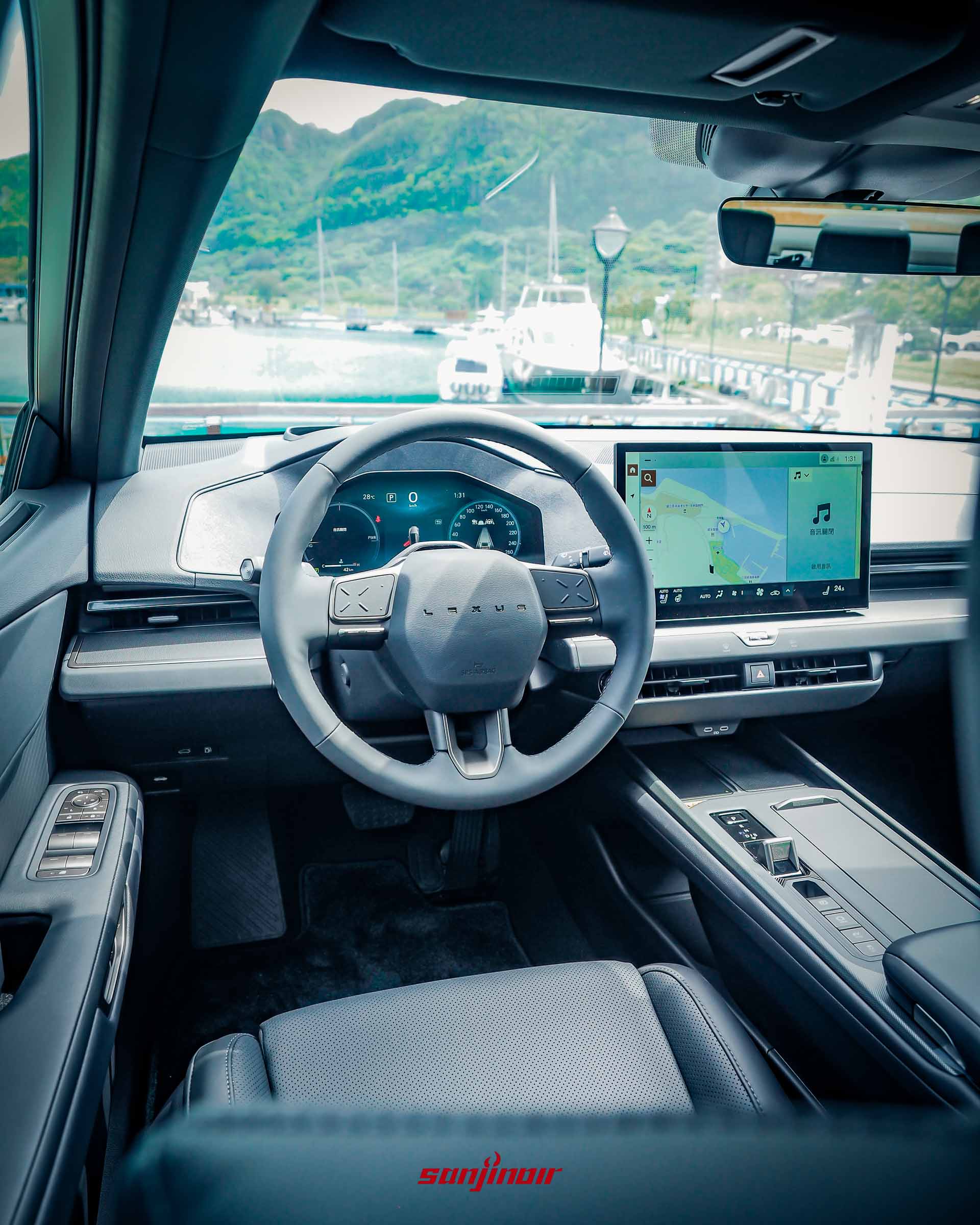 Lexus ES 300h的內裝前座視角,包含多功能方向盤、數位儀表板與中央大型觸控螢幕。