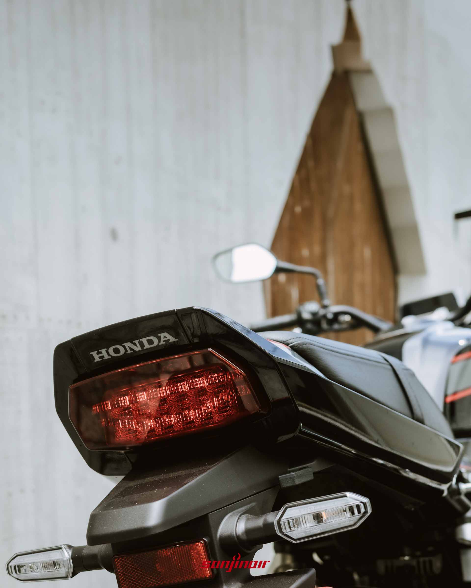 Honda CB1000F車尾LED尾燈亮起時的特寫照片,上方印有Honda字樣。