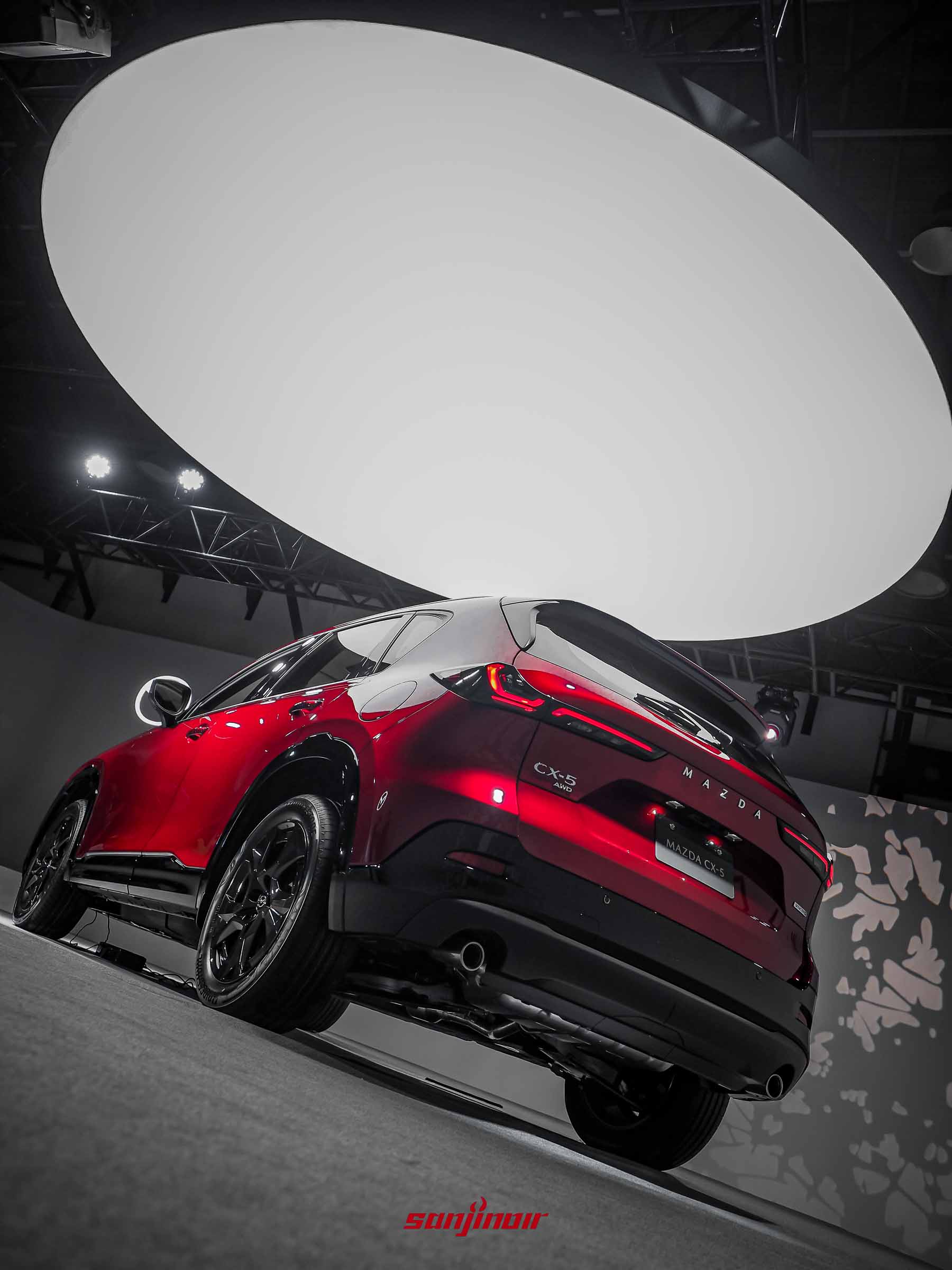 紅色MAZDA CX-5右後方低角度特寫，展示LED尾燈、車尾銘牌以及黑色後保桿。