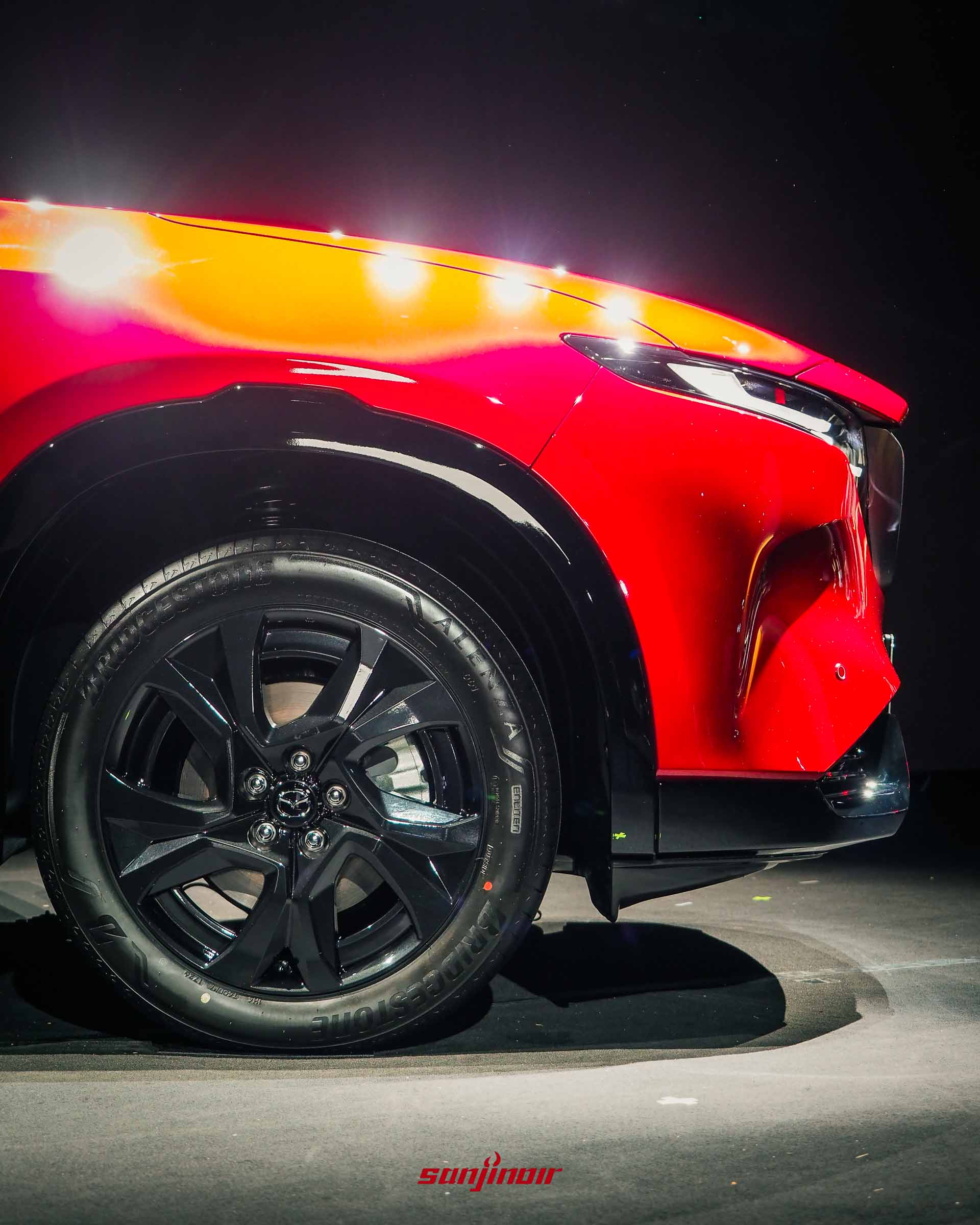 全新MAZDA CX-5的黑色鋁合金輪圈與車身前葉子板特寫。