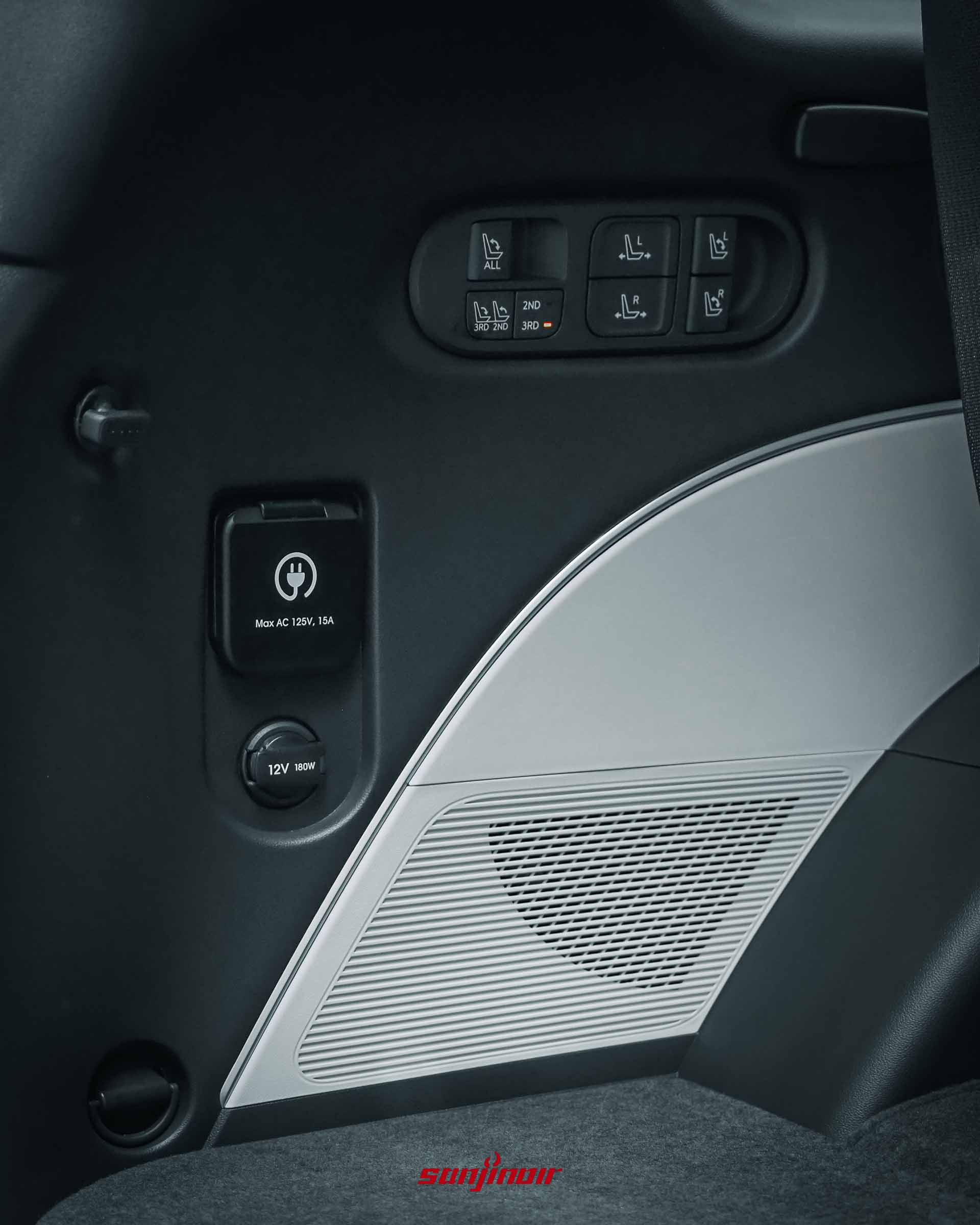 2026 Hyundai Palisade後車廂右側邊面板特寫，包含二三排座椅電動控制按鍵面板、12V 180W電源插座及Max AC 125V 15A家用插座。