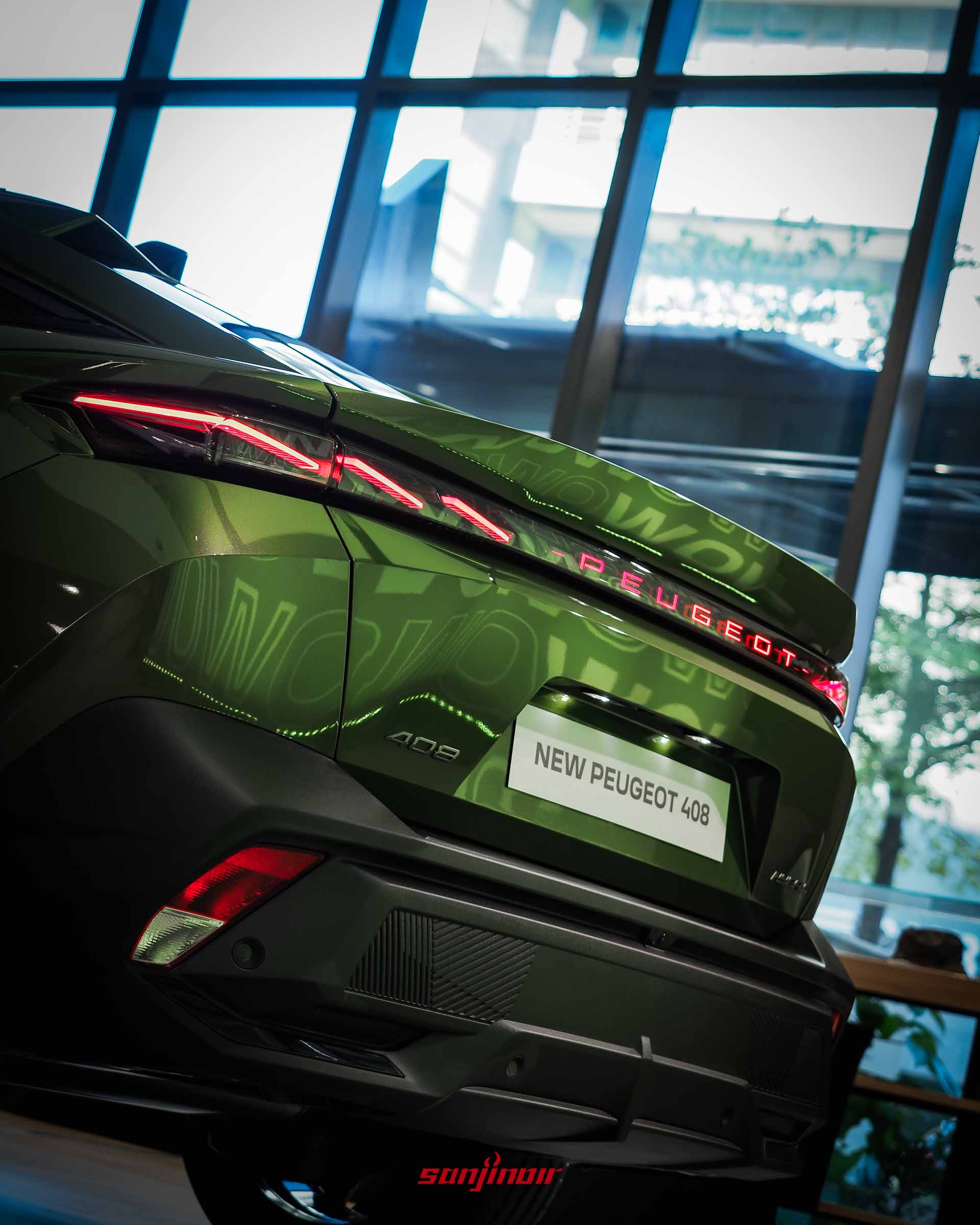 PEUGEOT 408車尾特寫，展示發光式PEUGEOT品牌字樣與LED 3D獅爪印象尾燈。