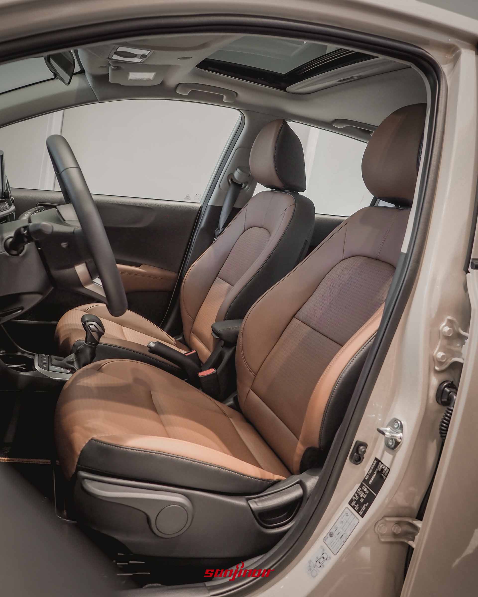 特寫Kia Picanto Cappuccino Edition的雙前座皮質座椅,採用焦糖棕與黑色拼接設計,並帶有透氣孔洞。