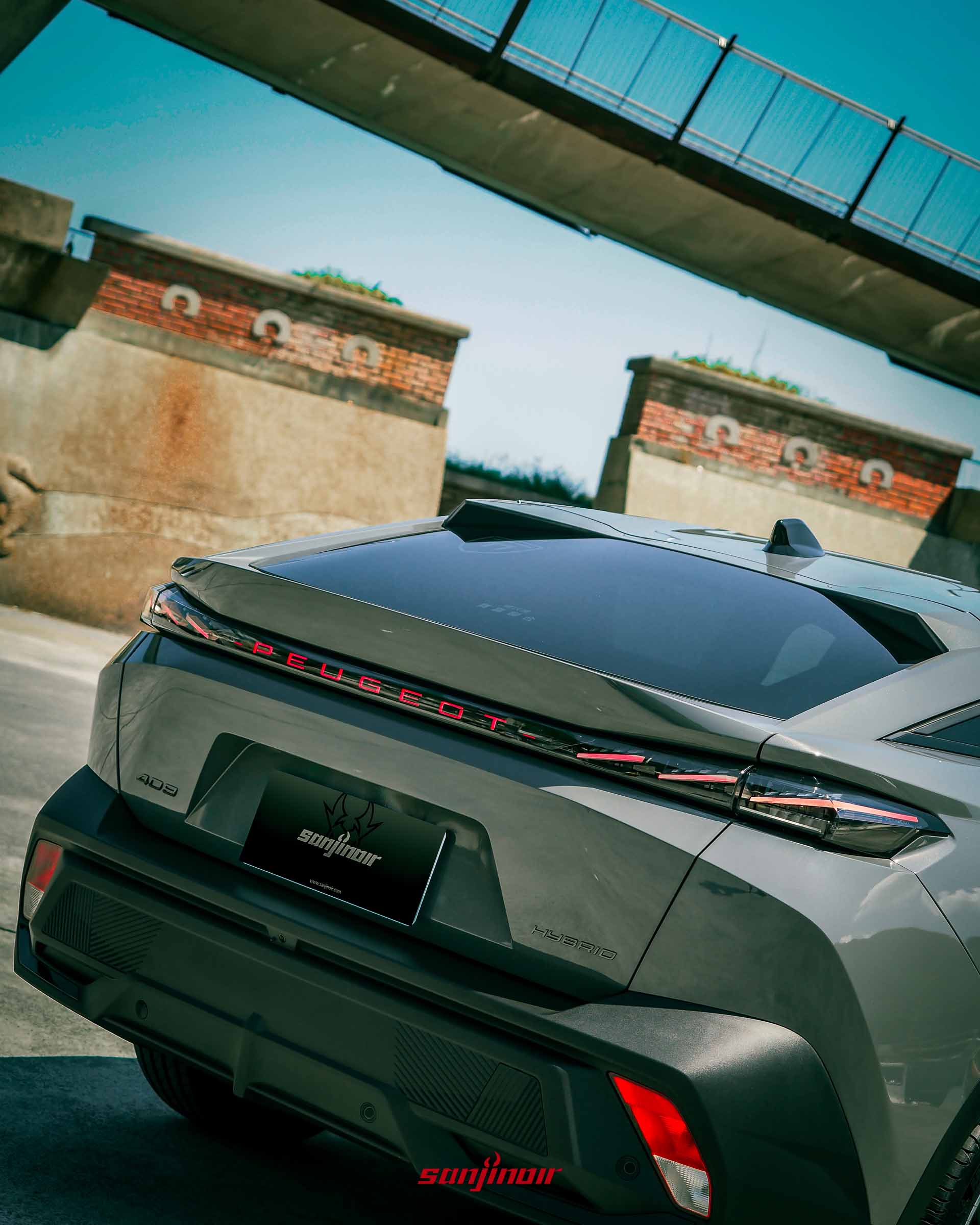PEUGEOT 408車尾特寫,展示發光PEUGEOT字樣與LED 3D獅爪尾燈。