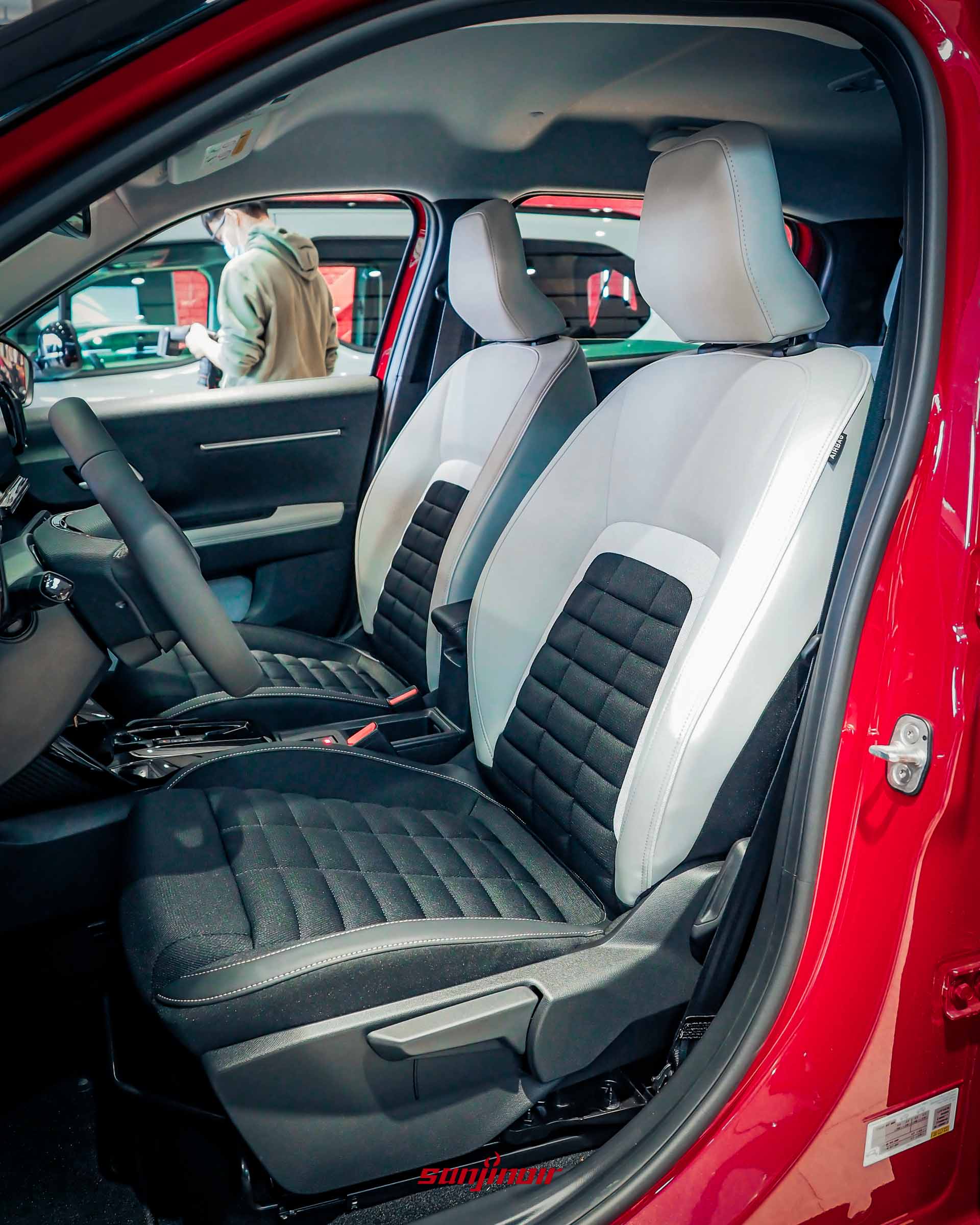 2026台北車展參展車款Citroën C3 Aircross前座兩張雙色織布與皮質混搭的舒適座椅。