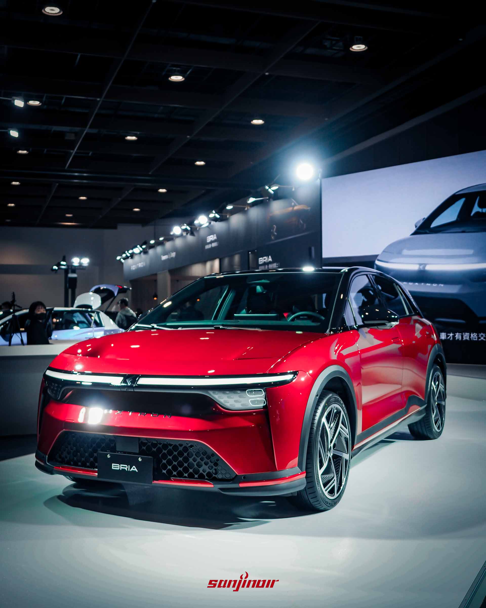 紅色Foxtron Bria電動跨界休旅車，位於鴻華先進展區。