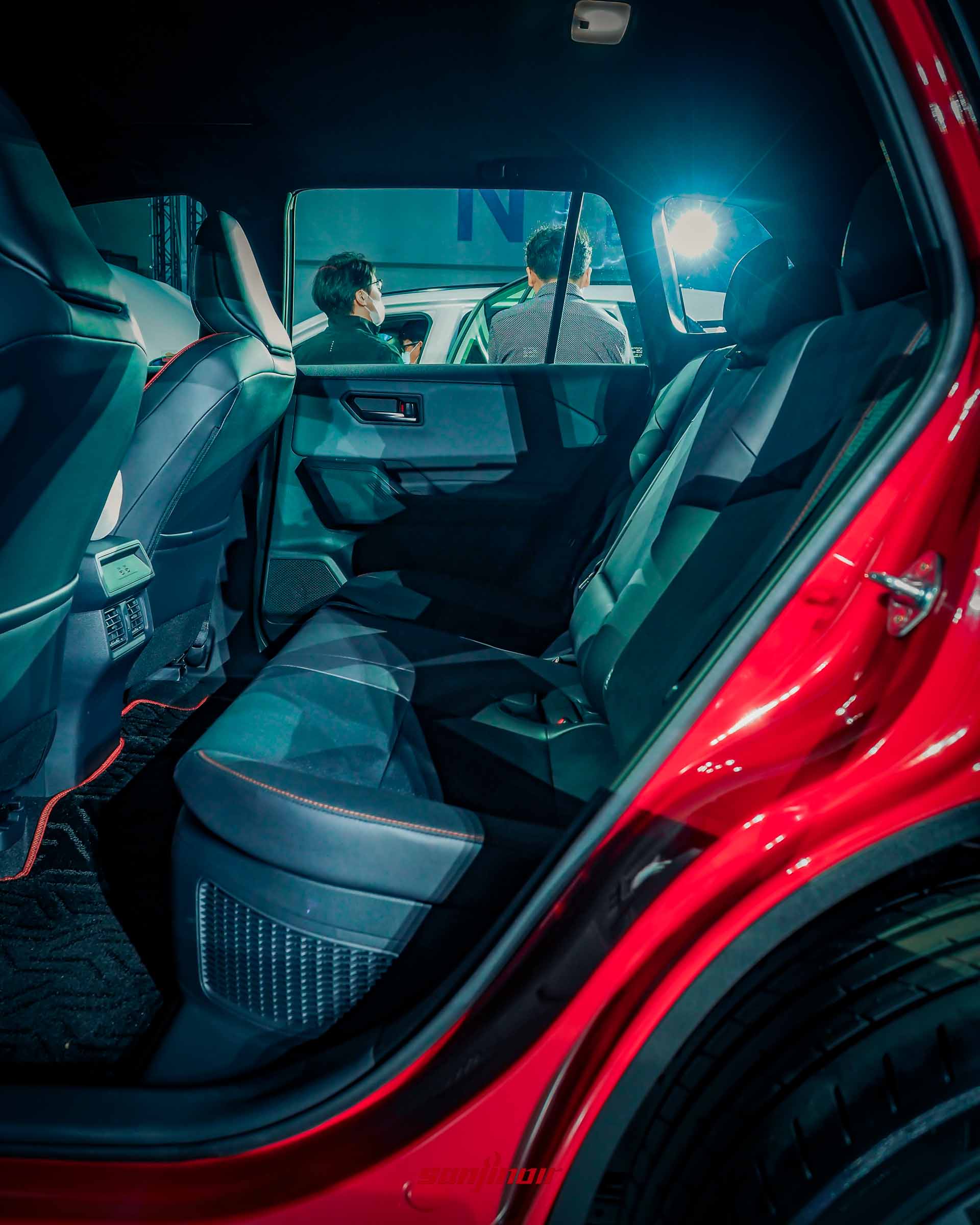 Toyota RAV4 GR Sport後座空間，展示黑色座椅與紅色縫線細節。