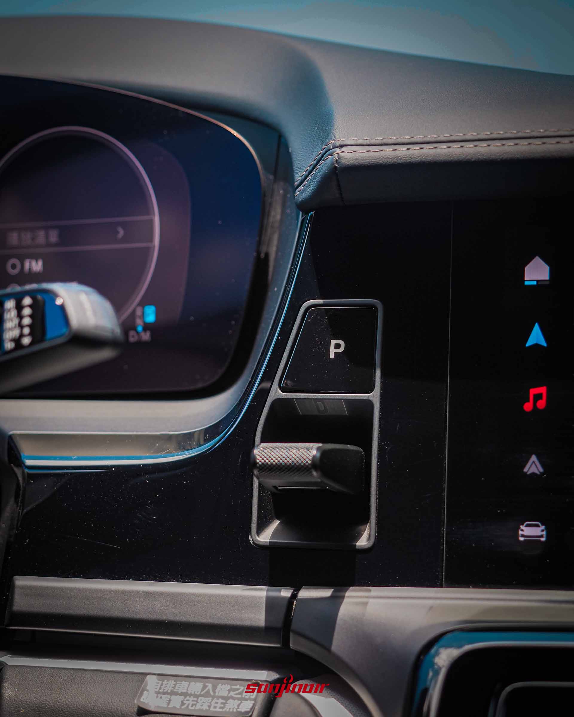Porsche Panamera 內裝排檔撥桿設計細節。