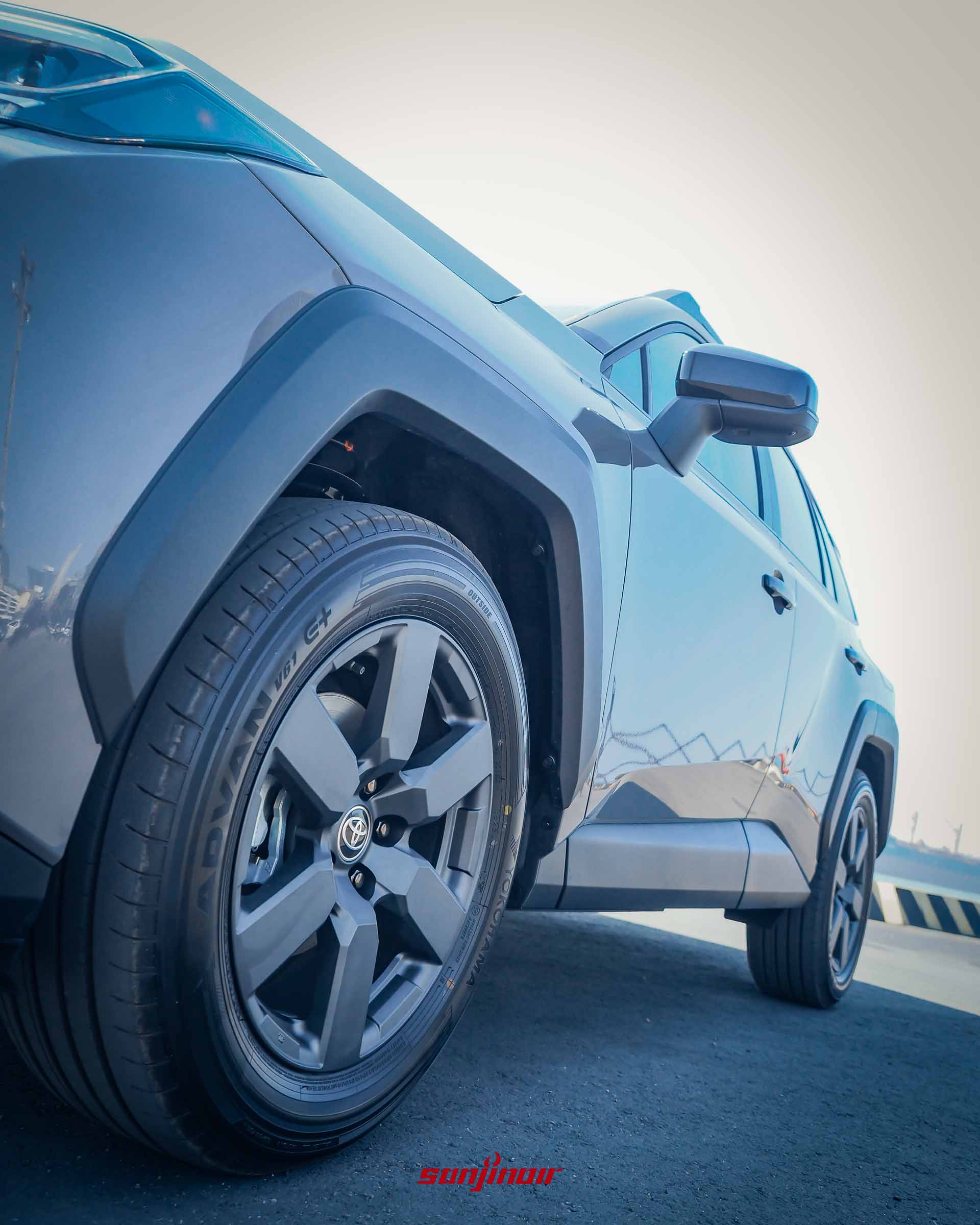 RAV4 Adventure 19吋霧黑五輻雙肋式鋁合金輪圈特寫。