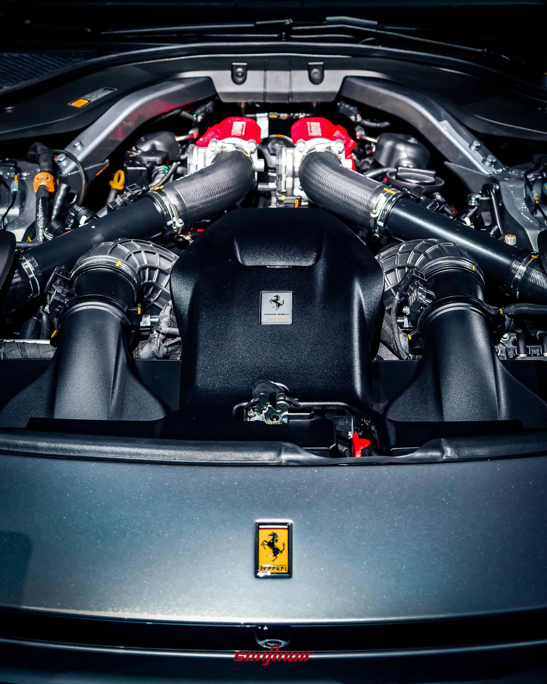 Ferrari Amalfi引擎室全景，展示V8雙渦輪增壓引擎本體與對稱式進氣管路配置。