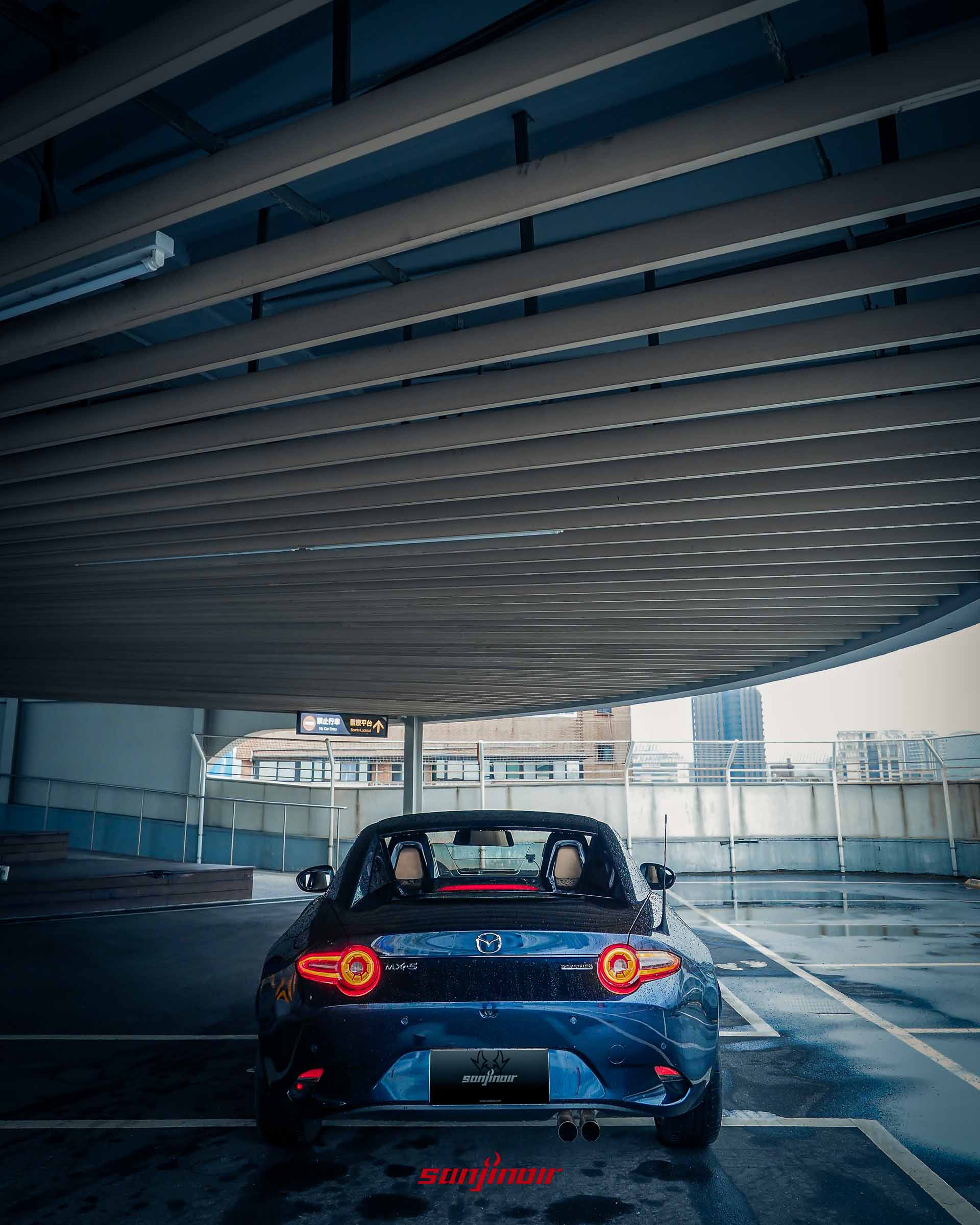 Mazda MX-5 RF 車尾正後方視角,展示點亮狀態的 3D 立體 LED 圓形尾燈與雙出排氣尾管。