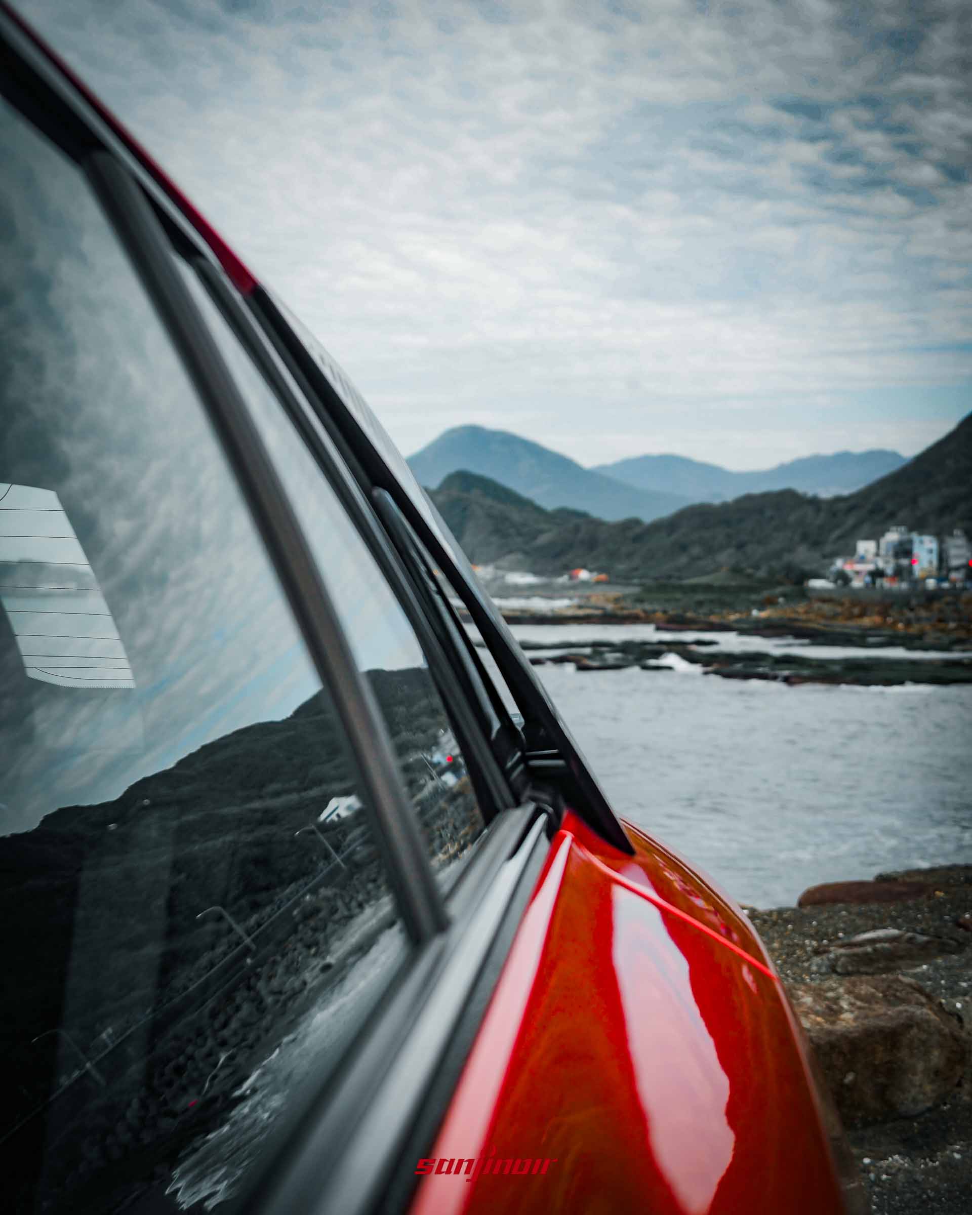 從車側視角特寫Foxtron Bria Emerge C柱側導流孔的照片。