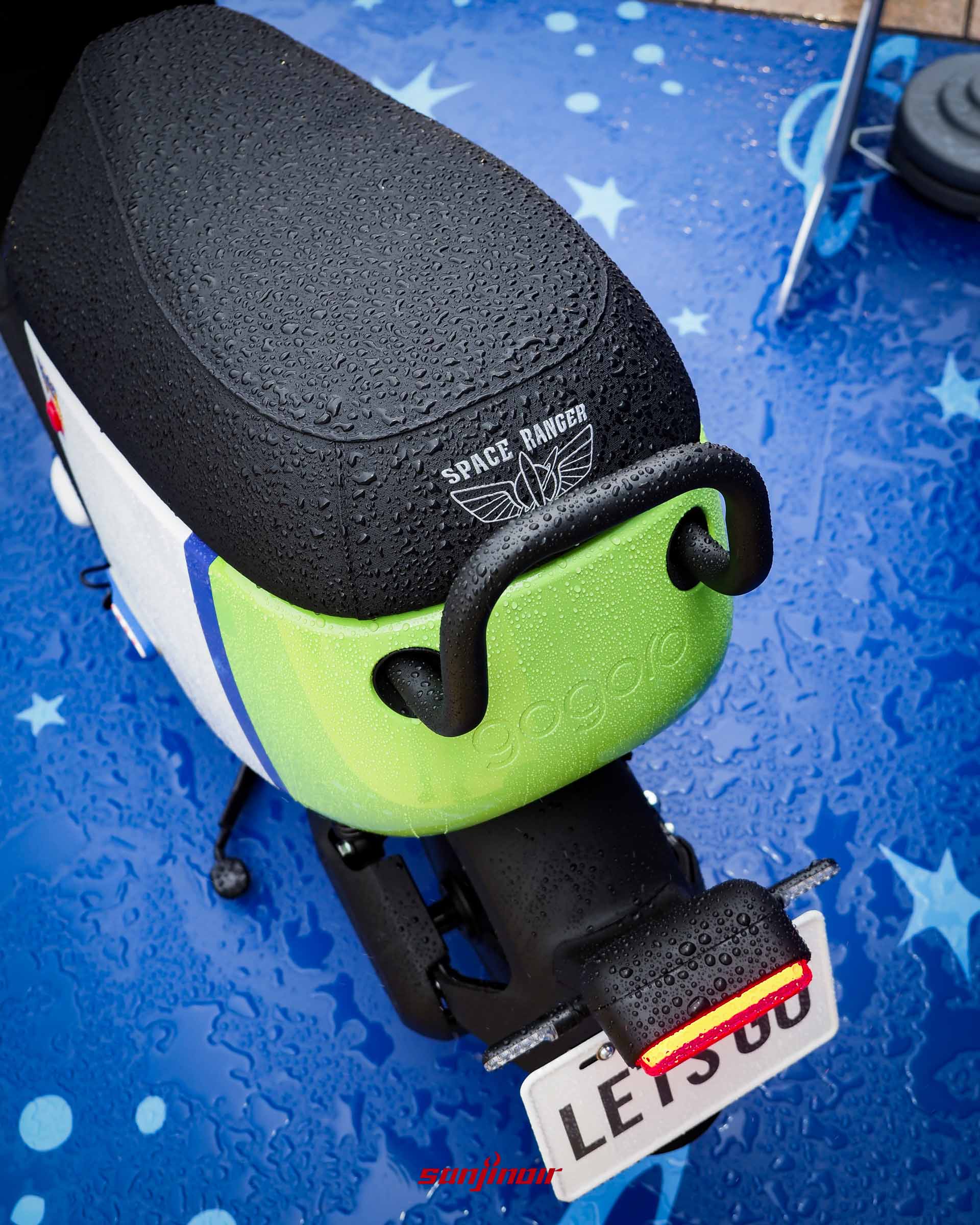 Gogoro EZZY 500機車座墊特寫，黑色座墊後方繡有SPACE RANGER星際遊俠圖案。