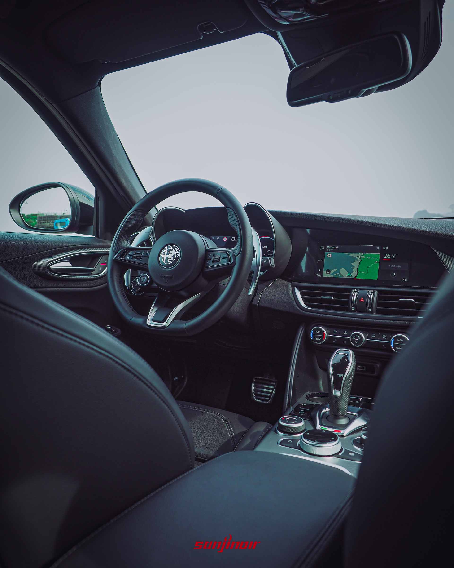 Alfa Romeo Giulia Sprint內裝全景,自副駕駛座望向方向盤與中控台,展現黑灰內裝配置。