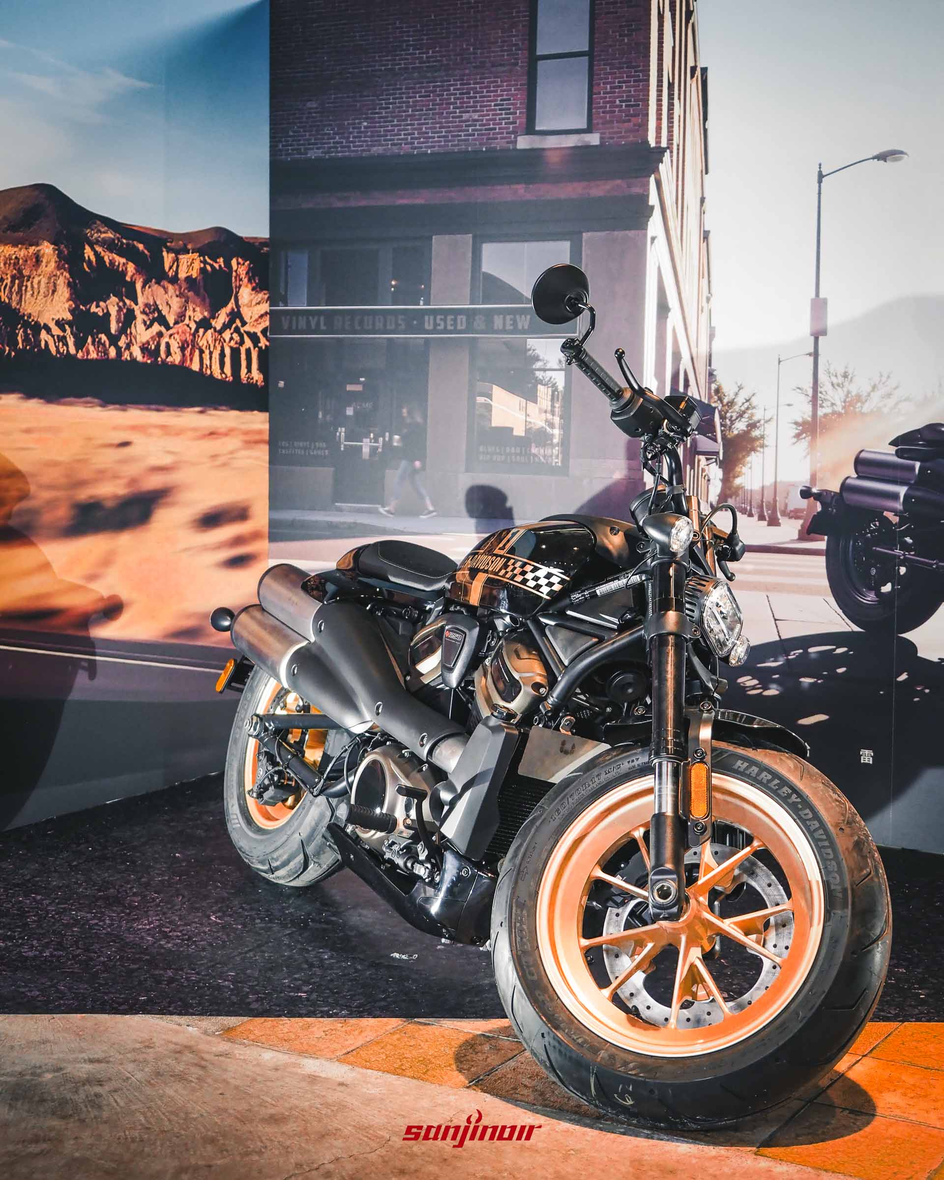 Harley-Davidson Sportster S Victory Legacy特仕版摩托車展示，亮面黑車身搭配金色棋盤格圖騰與高位雙出排氣管。