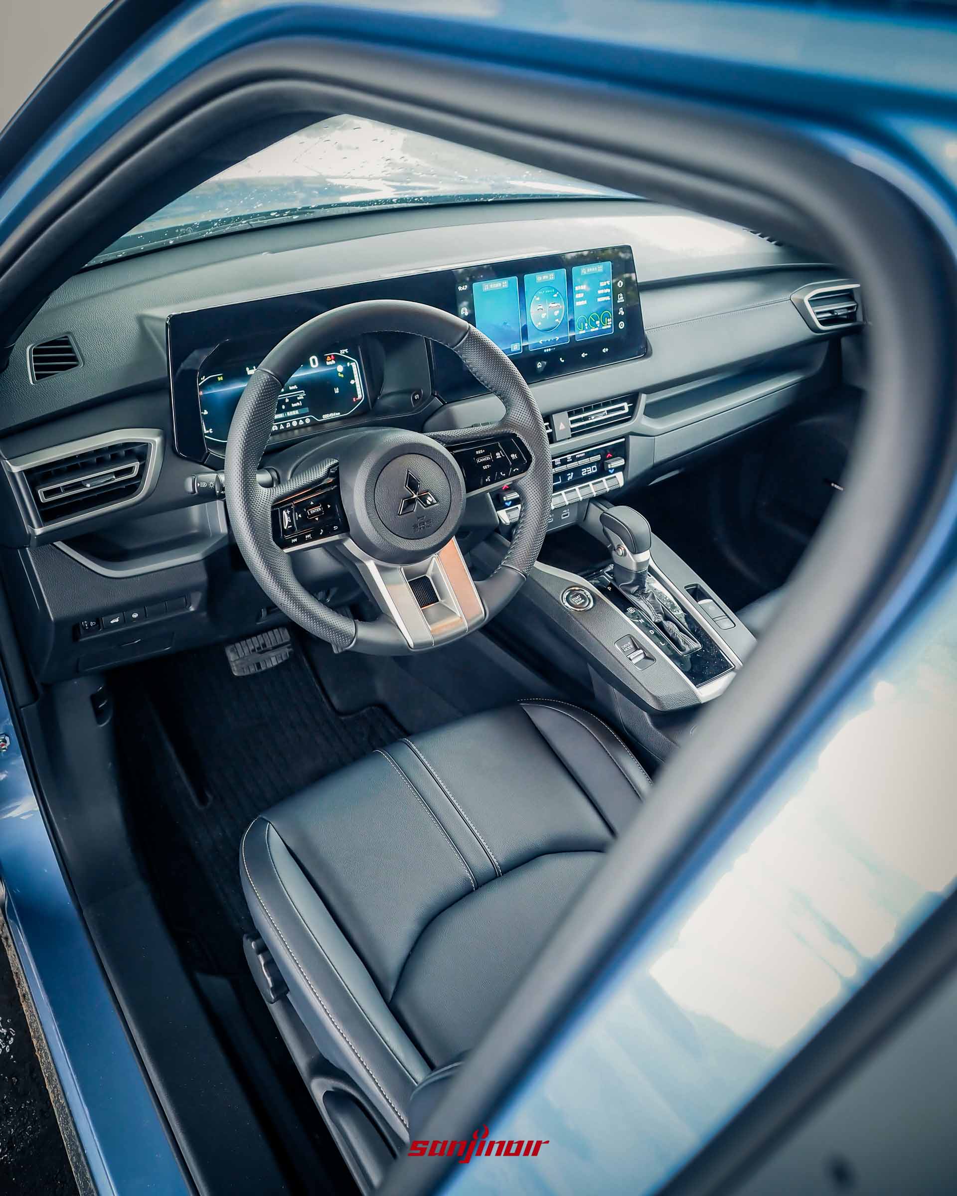 Mitsubishi XForce狂享版駕駛座與中控台內裝全景。