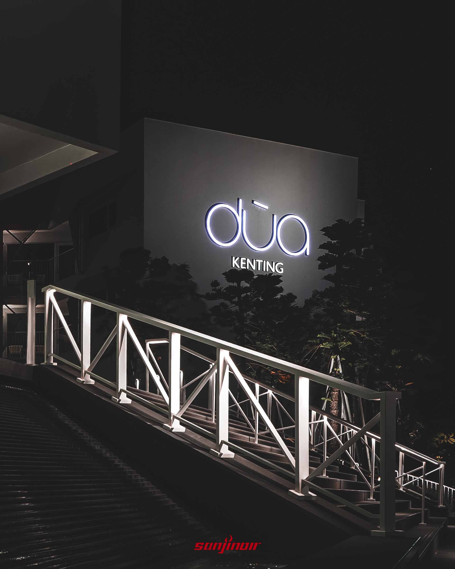 夜間入口階梯,右側牆面有發光的dùa KENTING字樣。