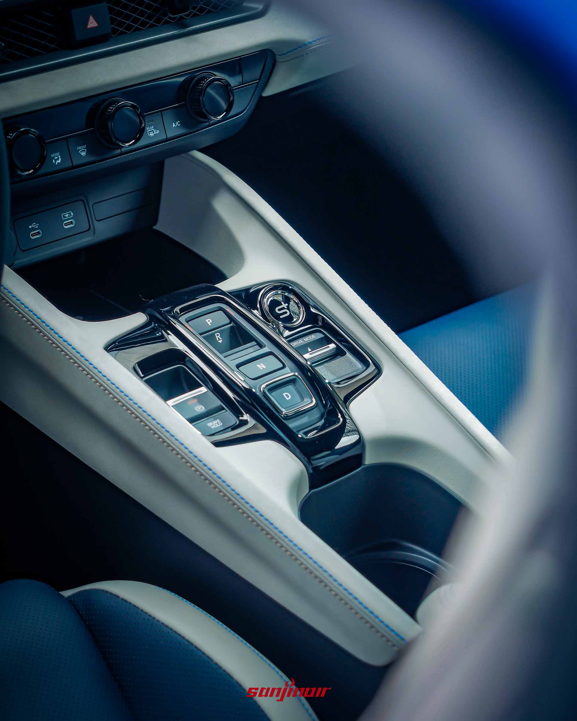 Honda Prelude中央鞍座特寫,包含P、R、N、D換檔按鈕、電子手煞車與駕駛模式切換開關。