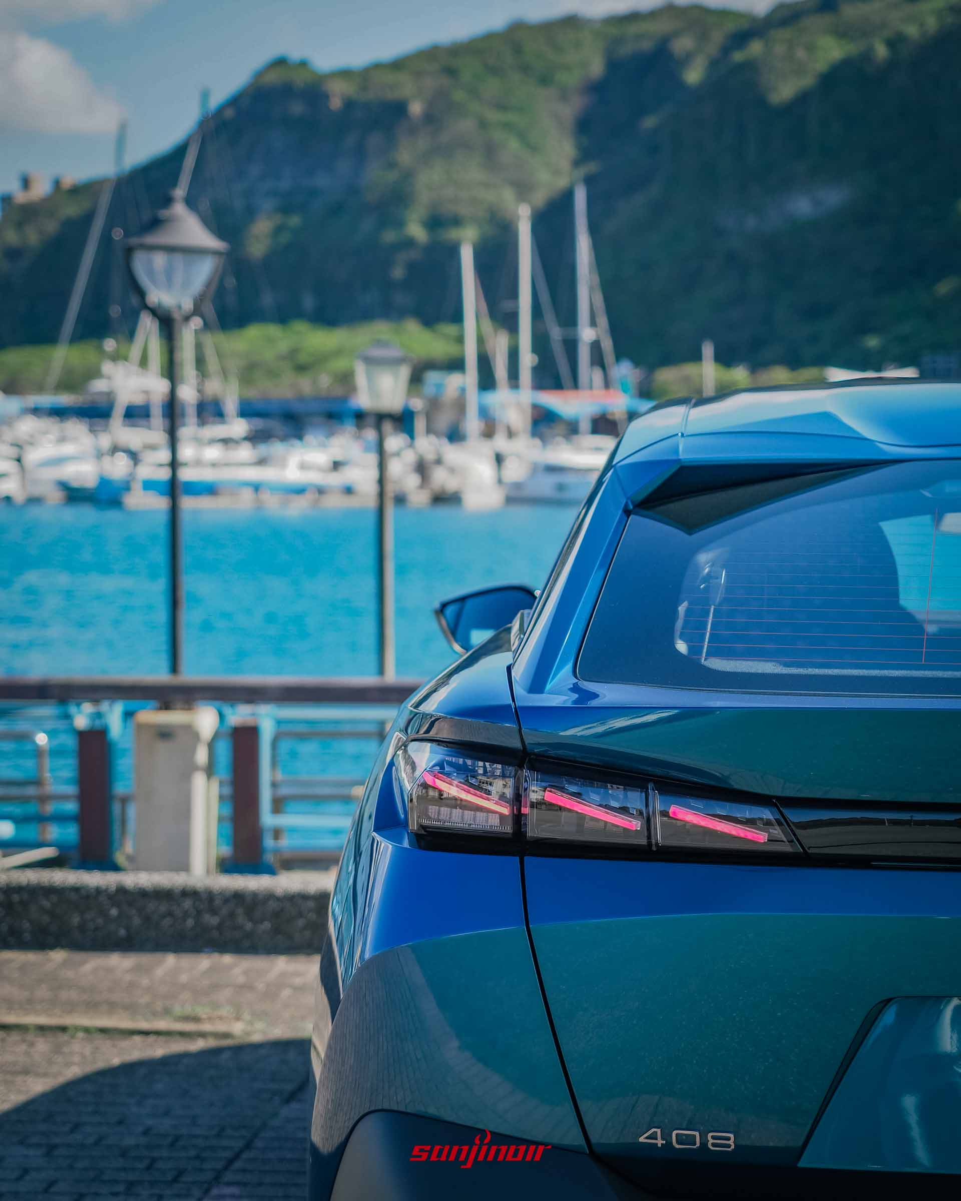 2026 PEUGEOT 408 GT Rapide車尾獅爪造型LED尾燈與立體折線特寫。