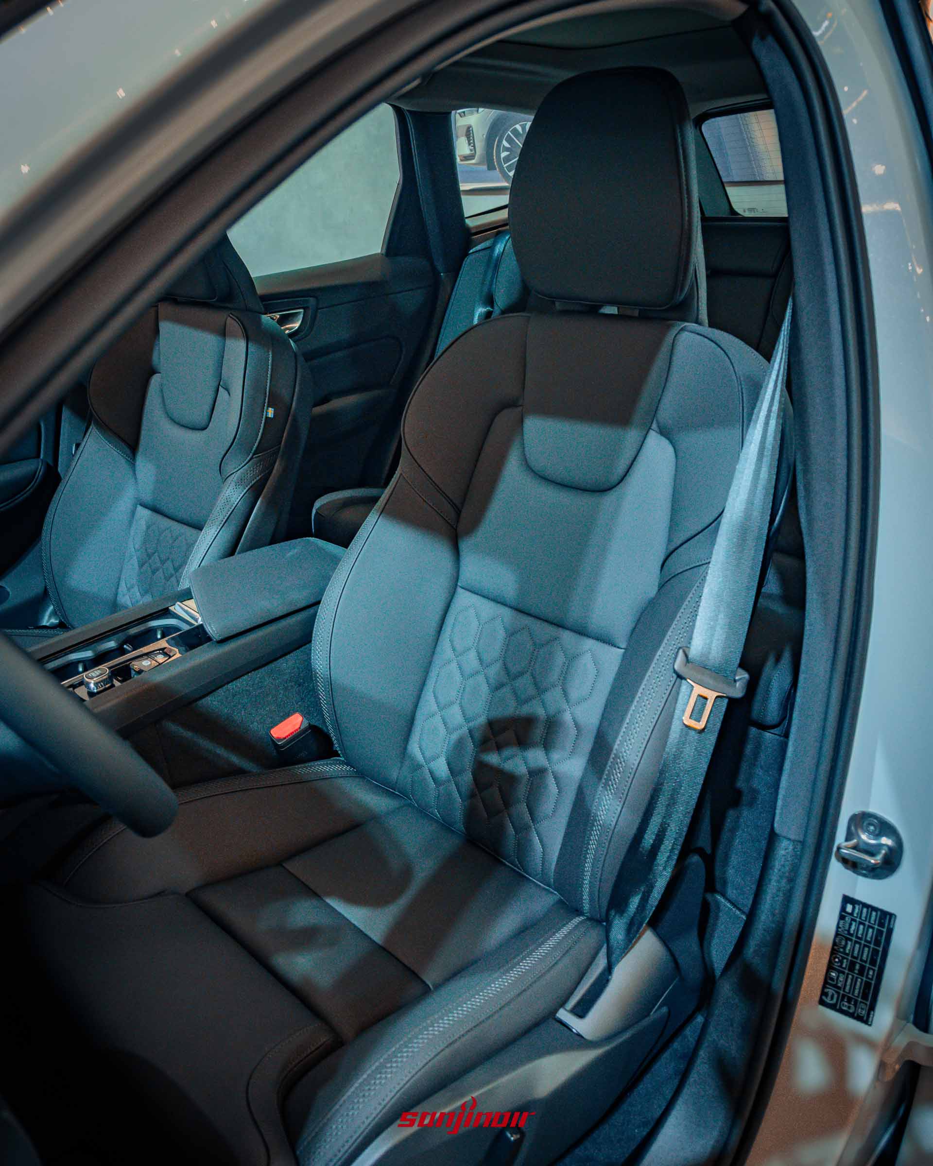 2026年式New Volvo XC60前排座椅特寫，展示Nordico透氣植然皮面料和特殊的編織紋路。